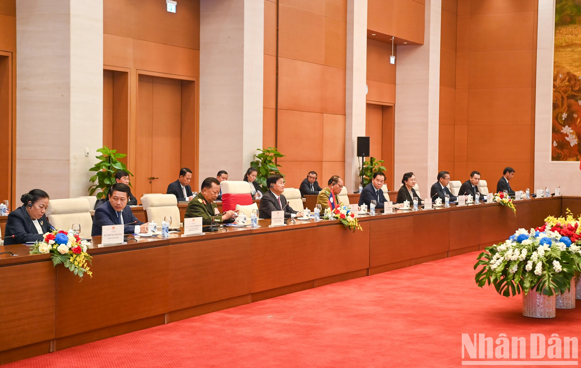 老挝人民革命党中央总书记、国家主席通伦·西苏里与老挝党和国家高级代表团。 老挝人民革命党中央总书记、国家主席通伦·西苏里与老挝党和国家高级代表团。