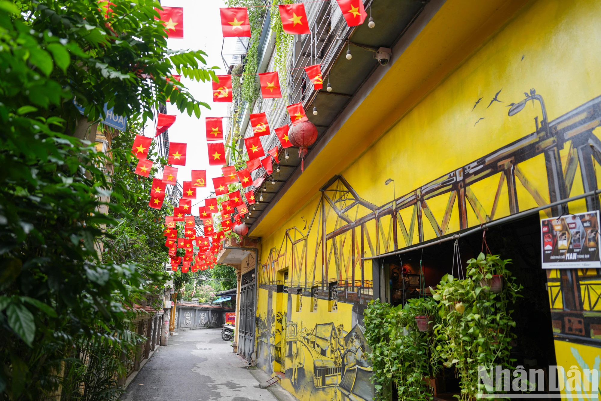 河内街道上悬挂着花旗庆祝国庆节。