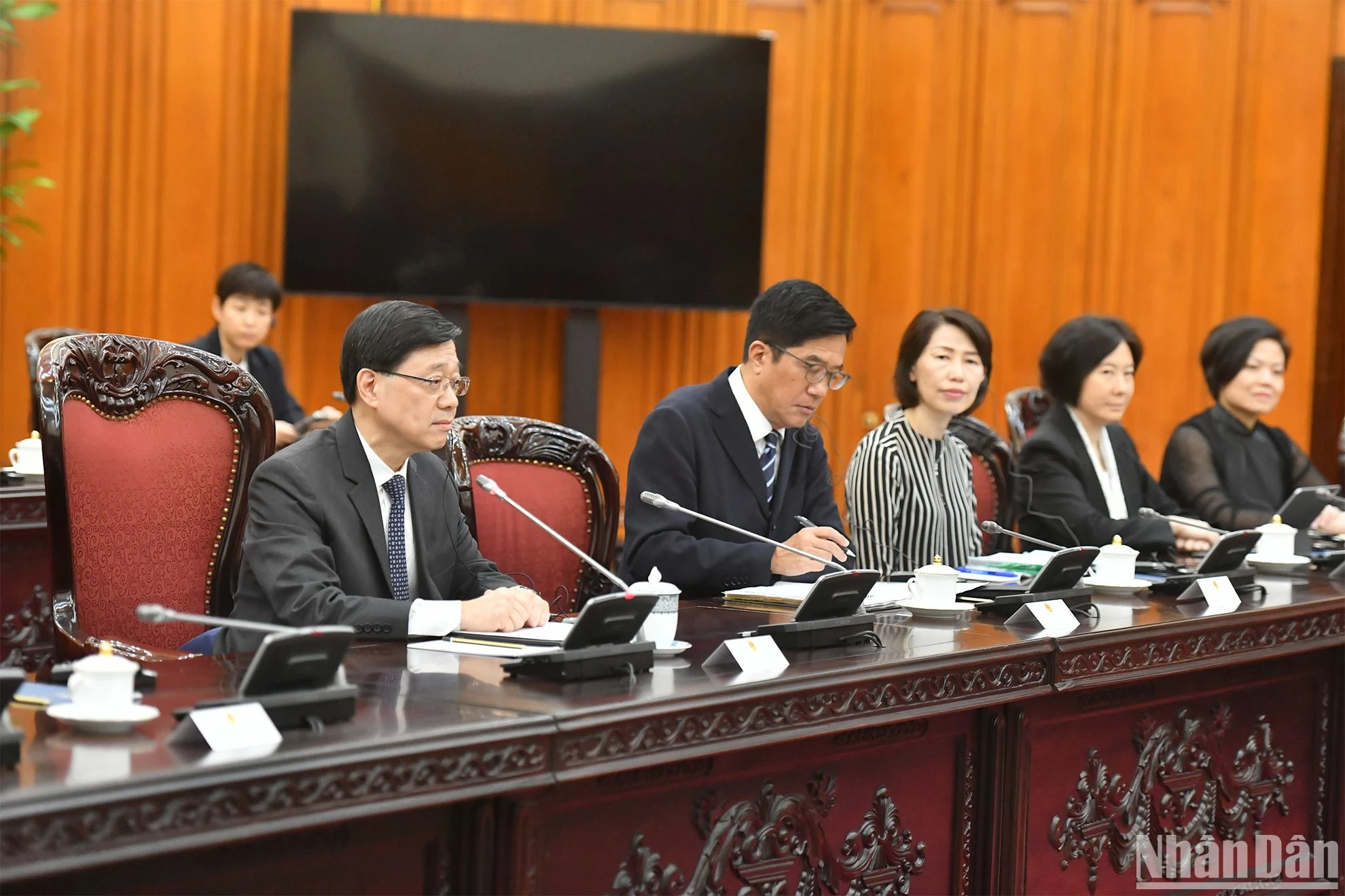 出席会谈的中国香港特别行政区行政长官李家超和各位代表。