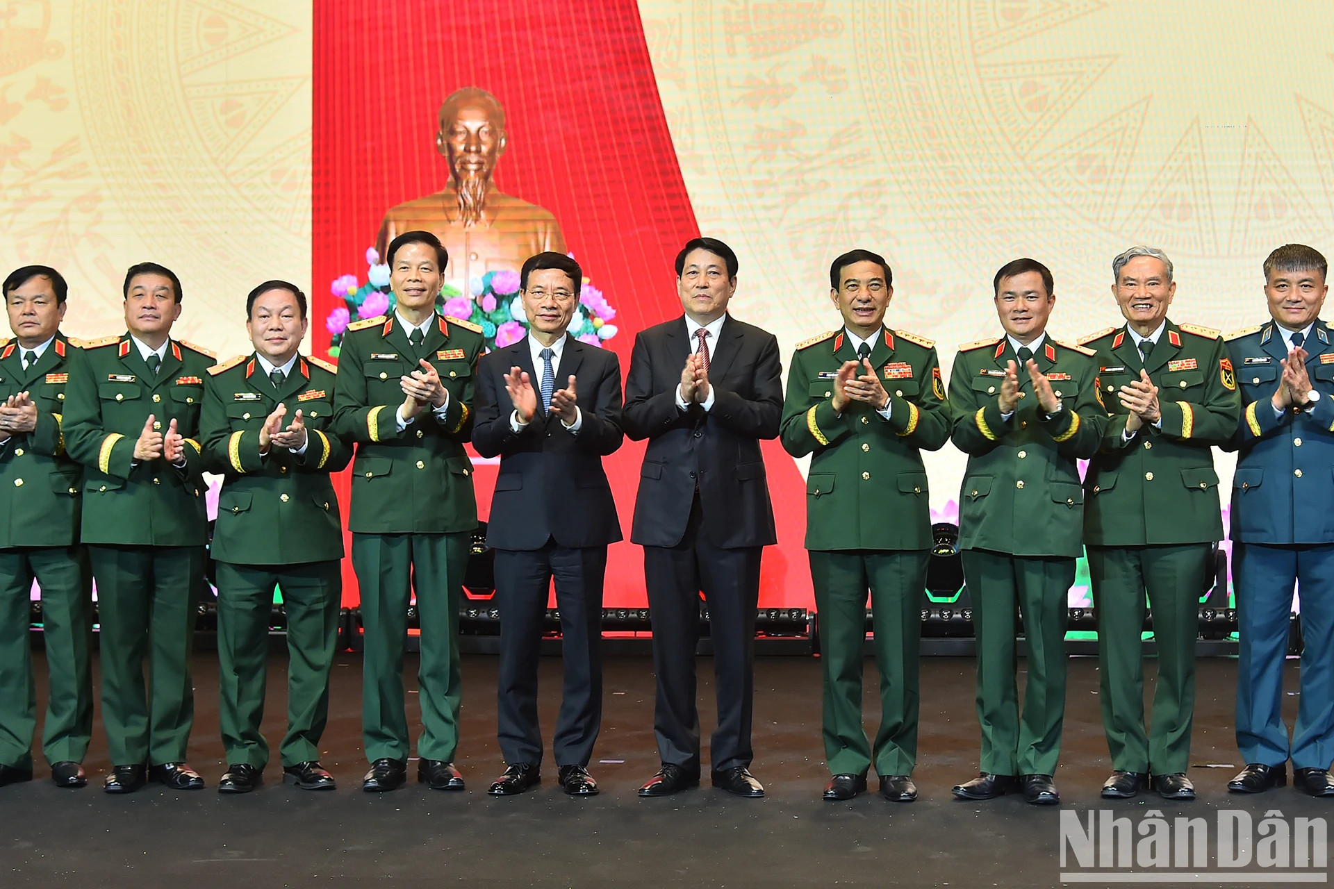 国家主席梁强与代表们合影。