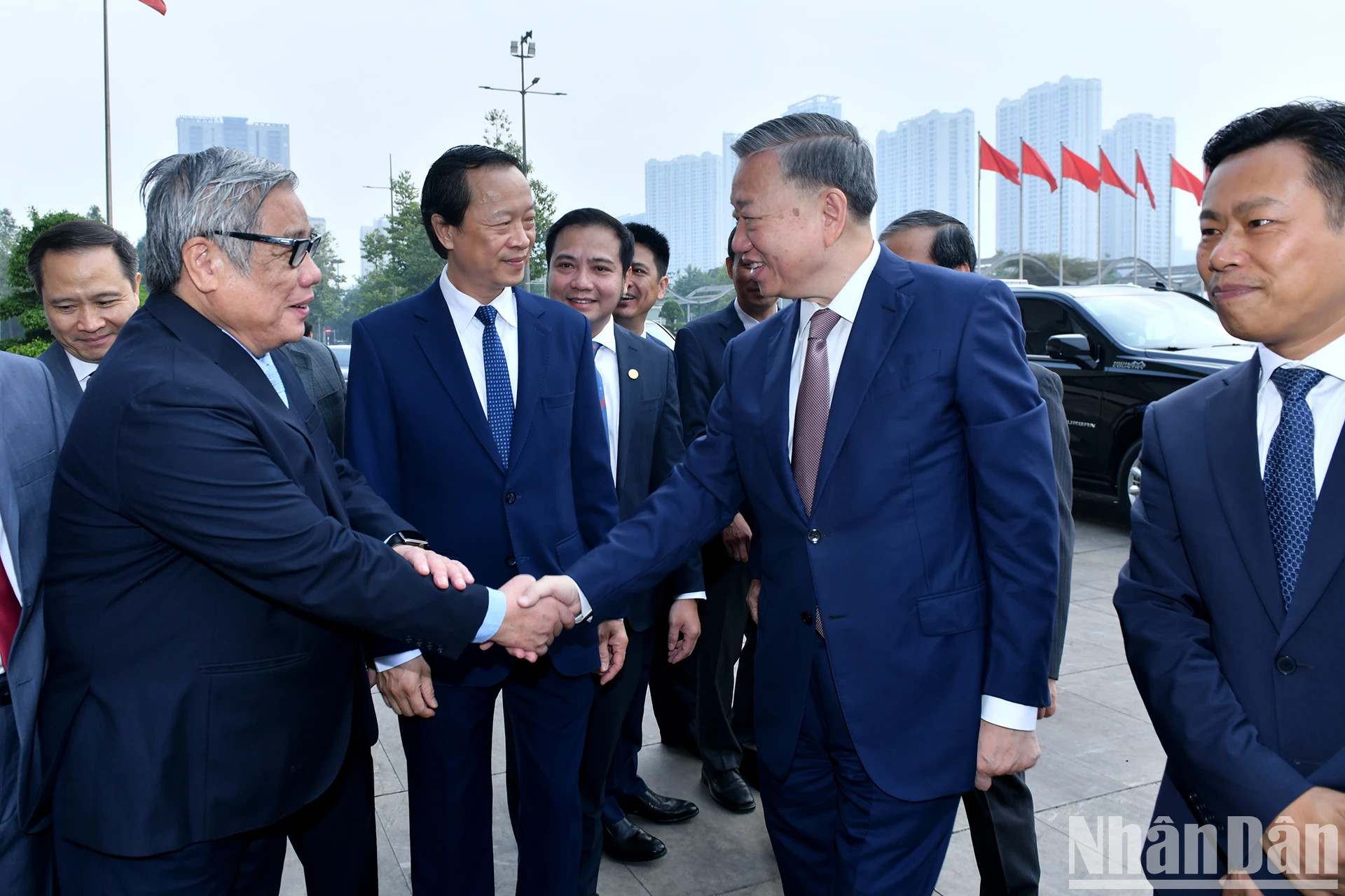 越共中央总书记苏林在11·20越南教师节之际会见模范教师和教育管理干部代表。