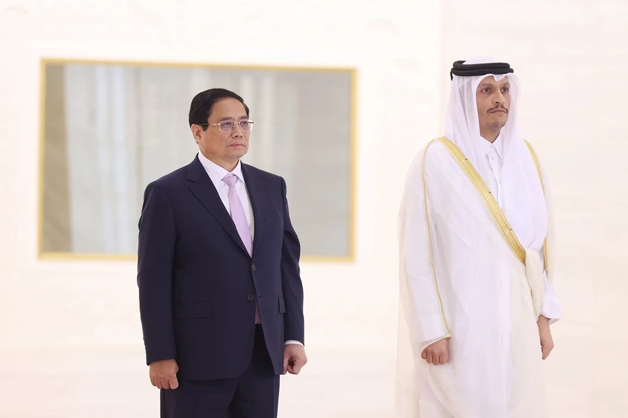 越南政府总理范明正和卡塔尔首相穆罕默德·本·阿卜杜拉赫曼·阿勒萨尼登上检阅台。 越南政府总理范明正和卡塔尔首相穆罕默德·本·阿卜杜拉赫曼·阿勒萨尼登上检阅台。