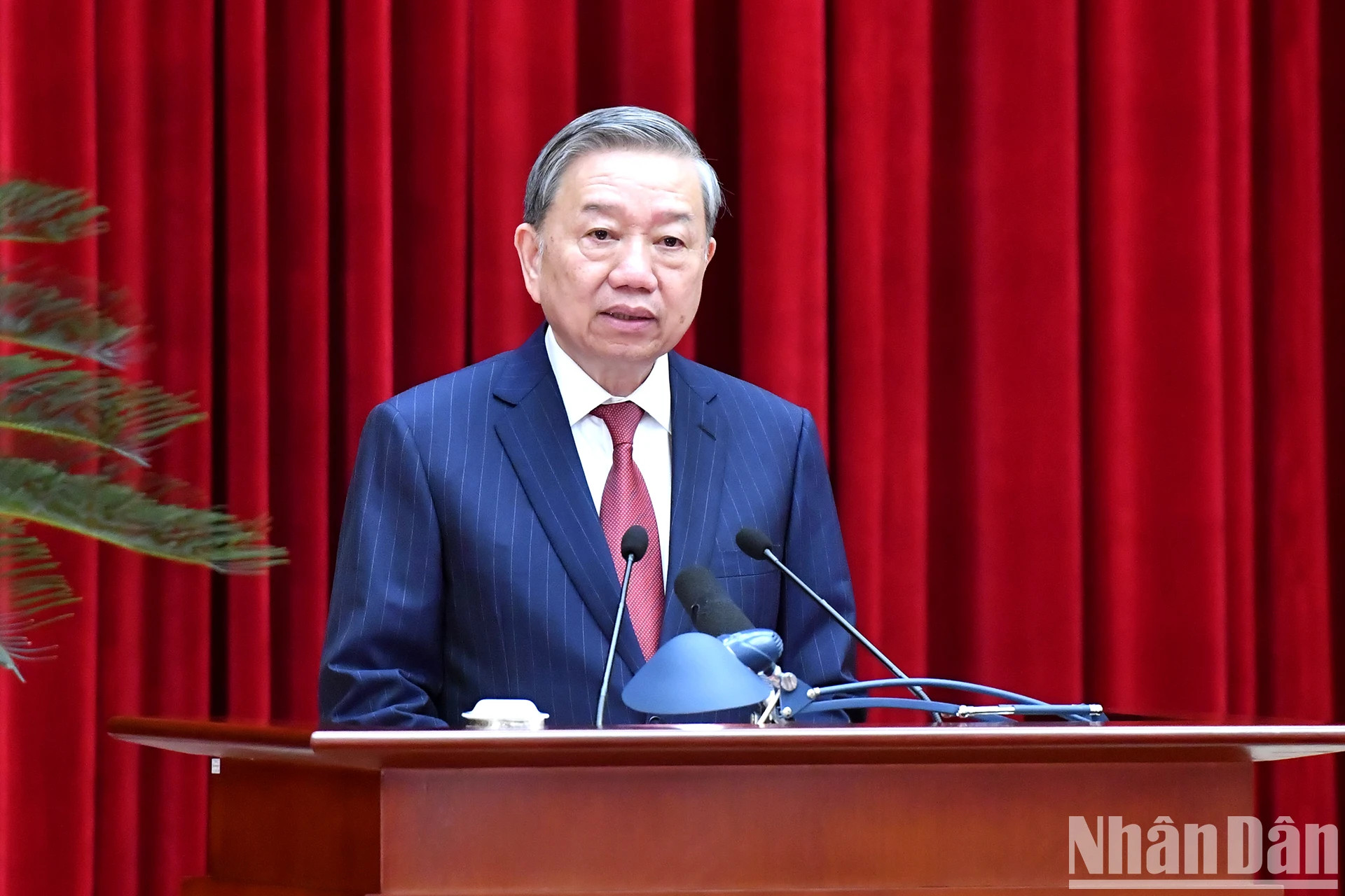 越共中央总书记苏林致闭幕词。