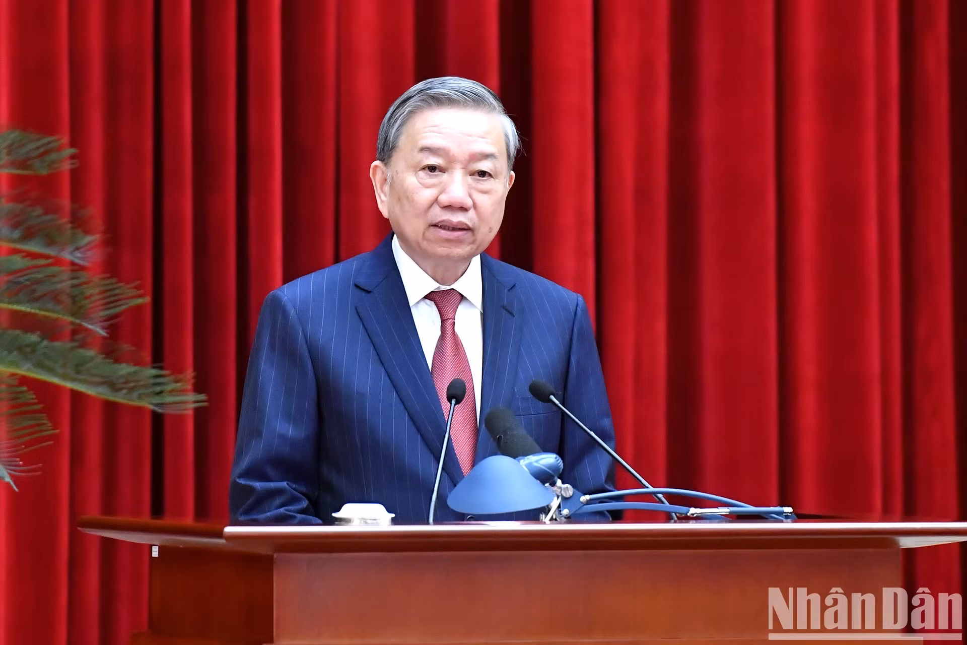 越共中央总书记苏林致闭幕词。