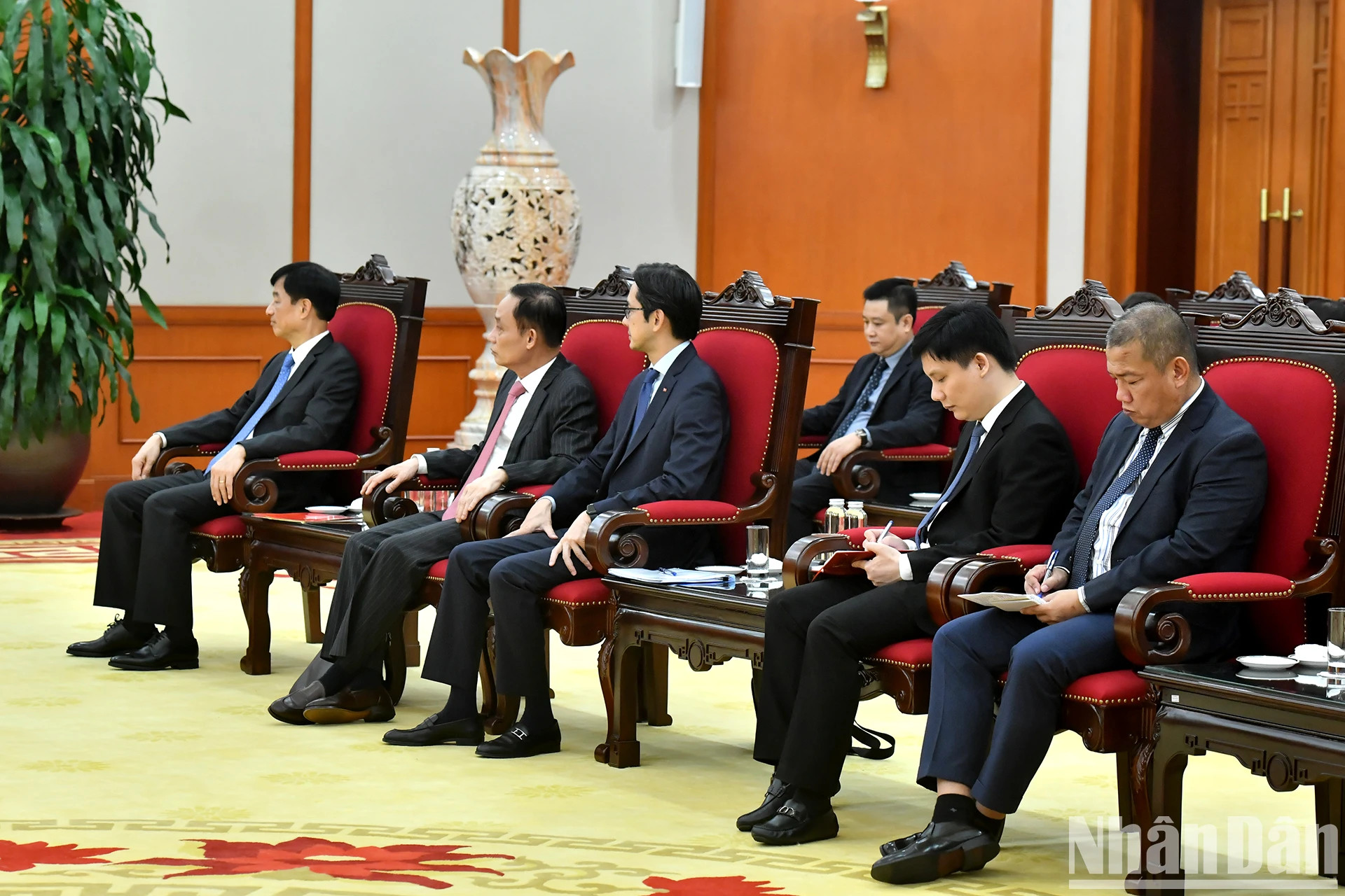 越南代表出席会见。