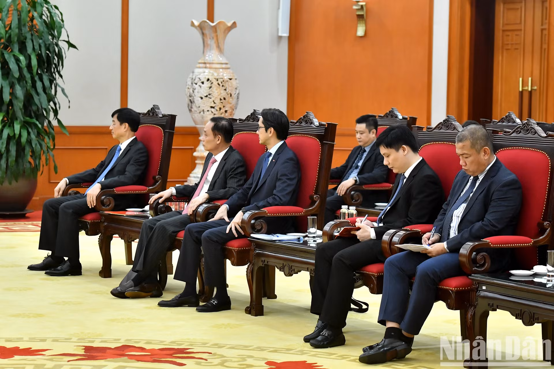 越南代表出席会见。