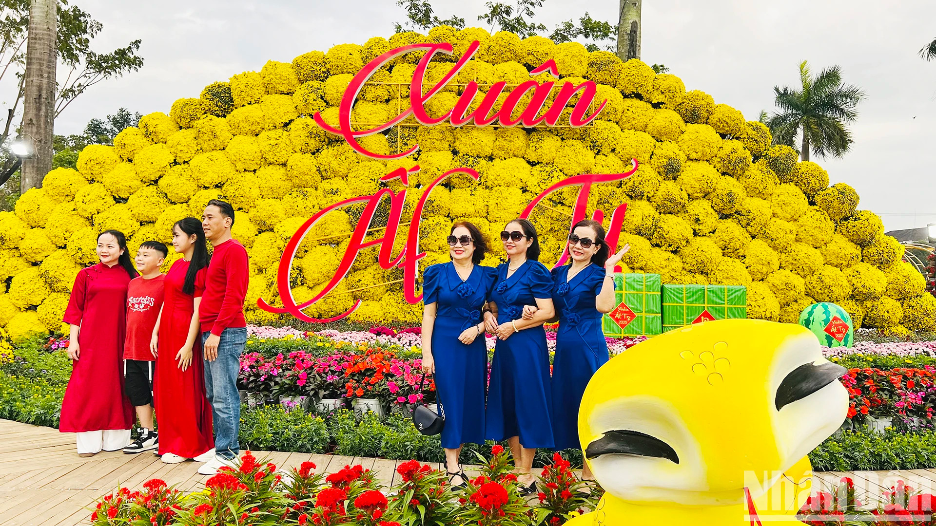 许多游客前来参观并与蛇吉祥物和独特的微型模型合影。