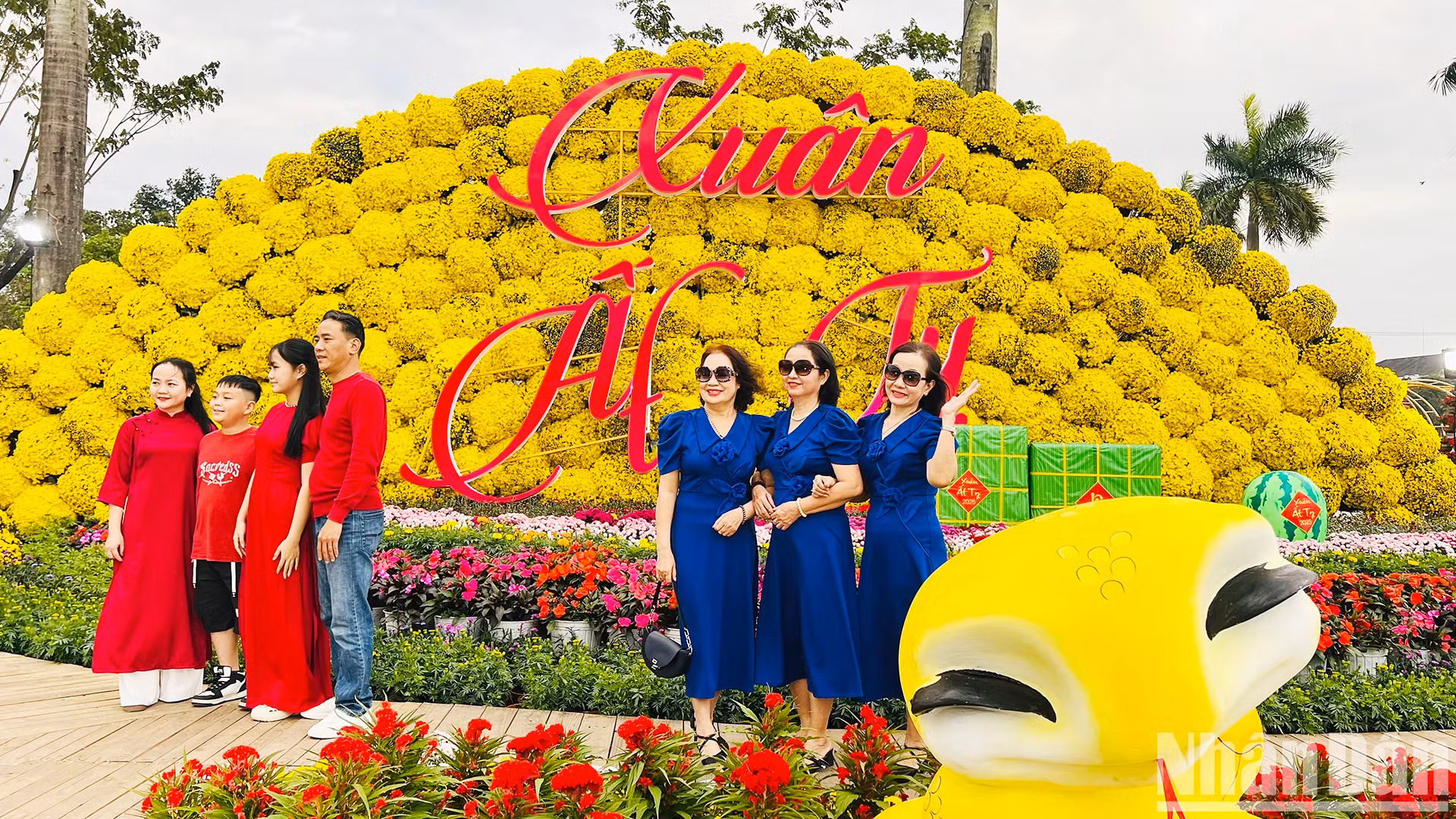 许多游客前来参观并与蛇吉祥物和独特的微型模型合影。