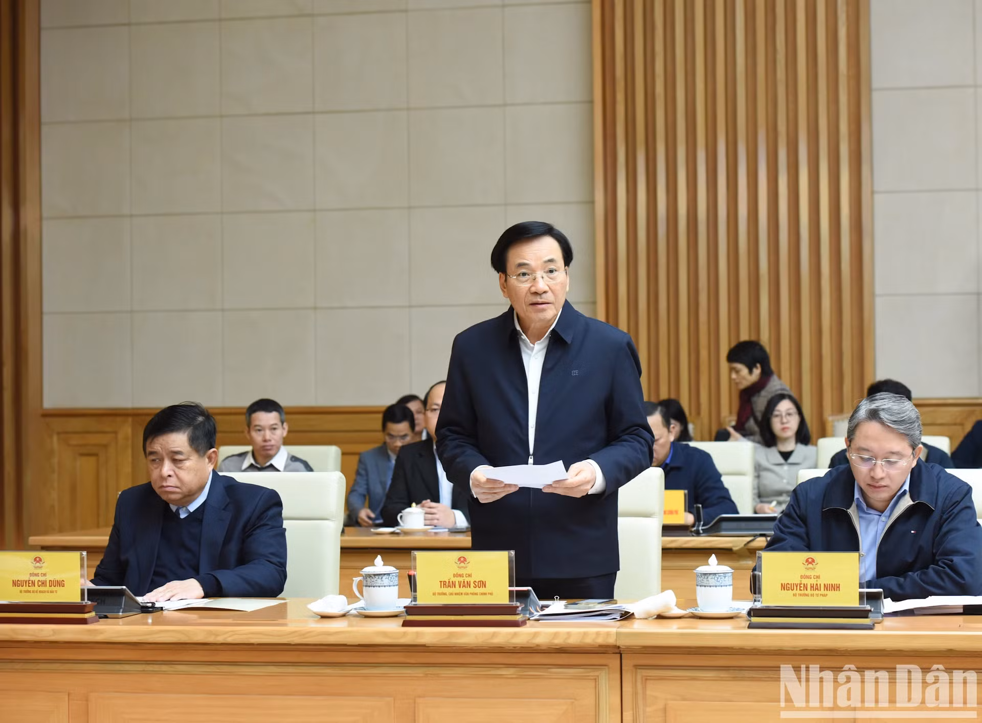 越南政府办公厅主任陈文山发表讲话。