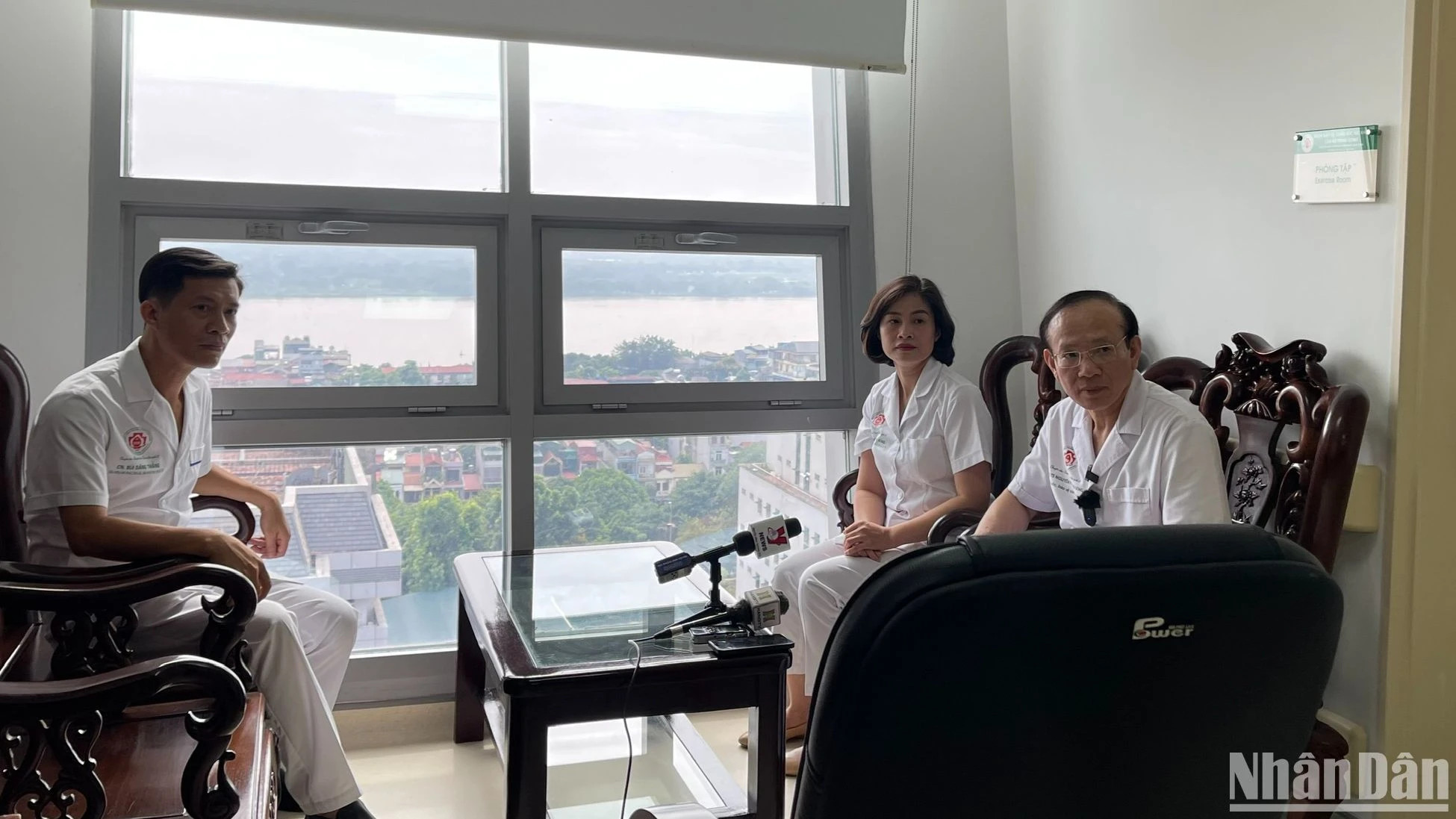 病房外的走廊放置着桌椅，这是阮富仲总书记和医务人员每天休闲的地方。每天早晨和傍晚，阮总书记都坐在这里闲舒着观看红河上的日出和日落的景观。