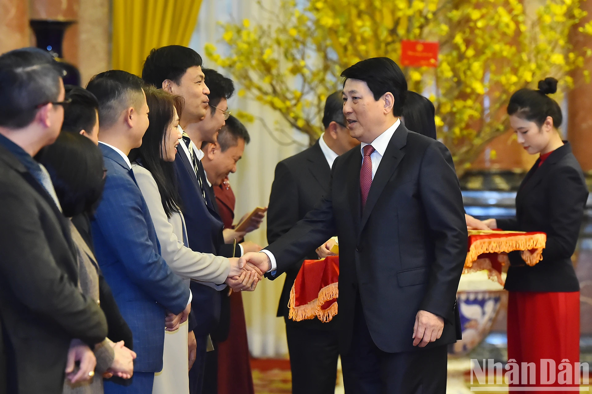 越南国家主席梁强与国家主席办公厅干部人员。