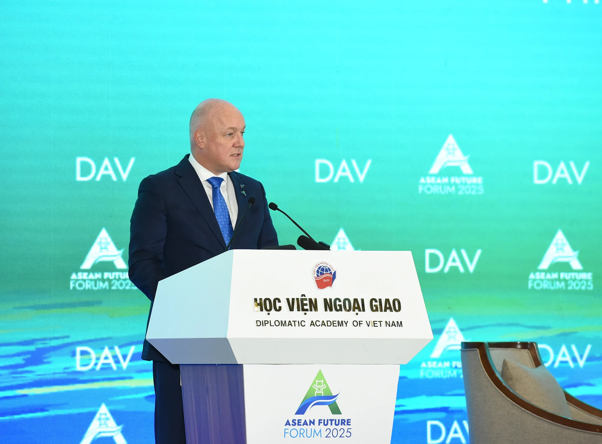 新西兰总理克里斯托弗·勒克森在会上发表讲话。 新西兰总理克里斯托弗·勒克森在会上发表讲话。