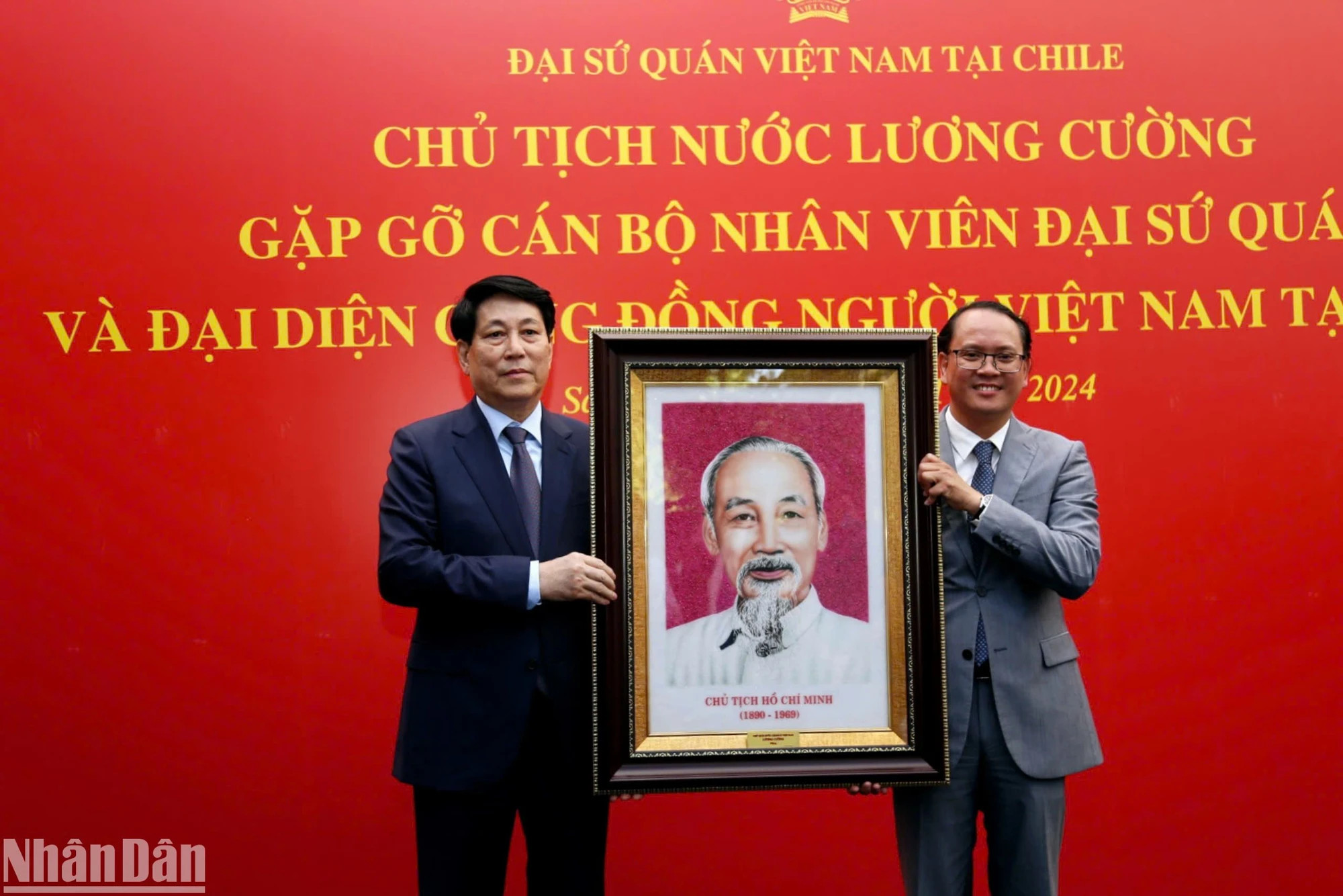 国家主席梁强向越南驻智利大使馆赠送胡志明主席肖像。 国家主席梁强向越南驻智利大使馆赠送胡志明主席肖像。