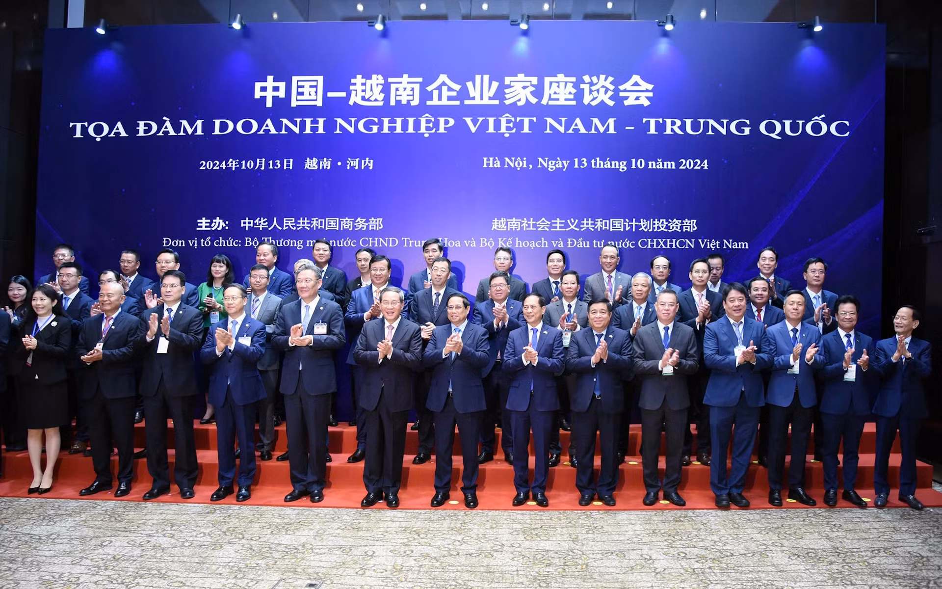 越南政府总理范明正与中国国务院总理李强和各位代表合影。