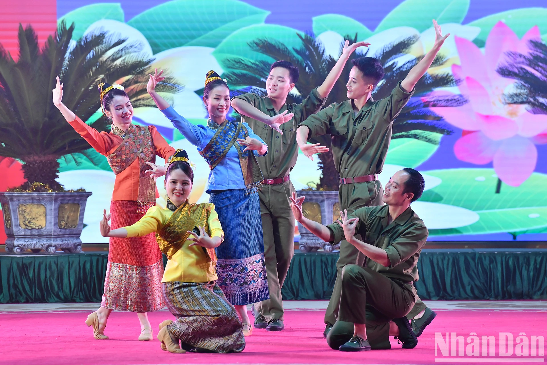 文艺演出节目展现了越老两国兄弟般的深厚而亲密的感情。 文艺演出节目展现了越老两国兄弟般的深厚而亲密的感情。