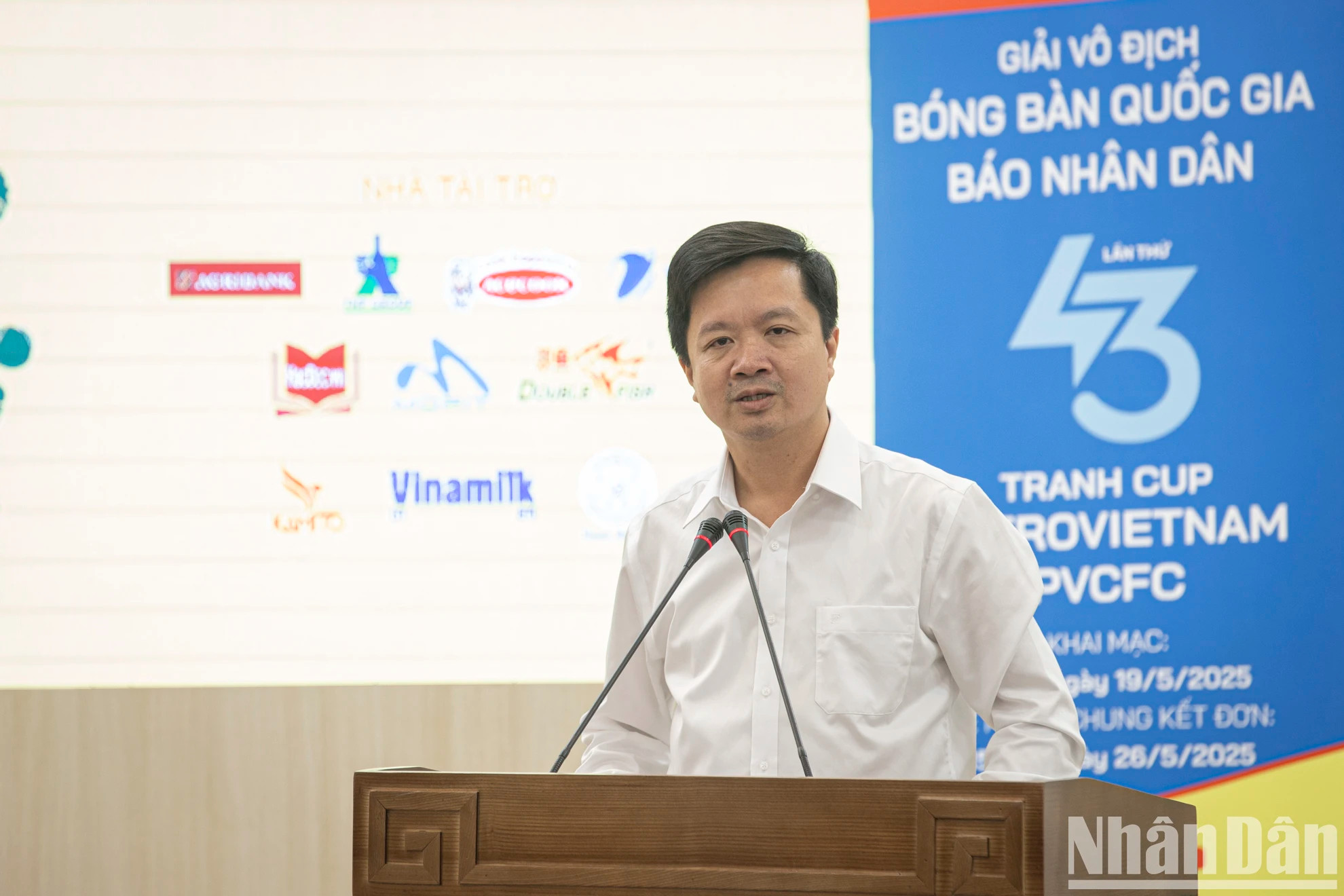 《人民报》社代表发表讲话。