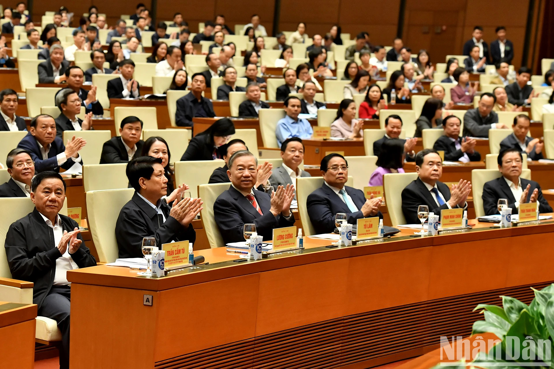 党和国家领导人及各位代表出席会议。 党和国家领导人及各位代表出席会议。