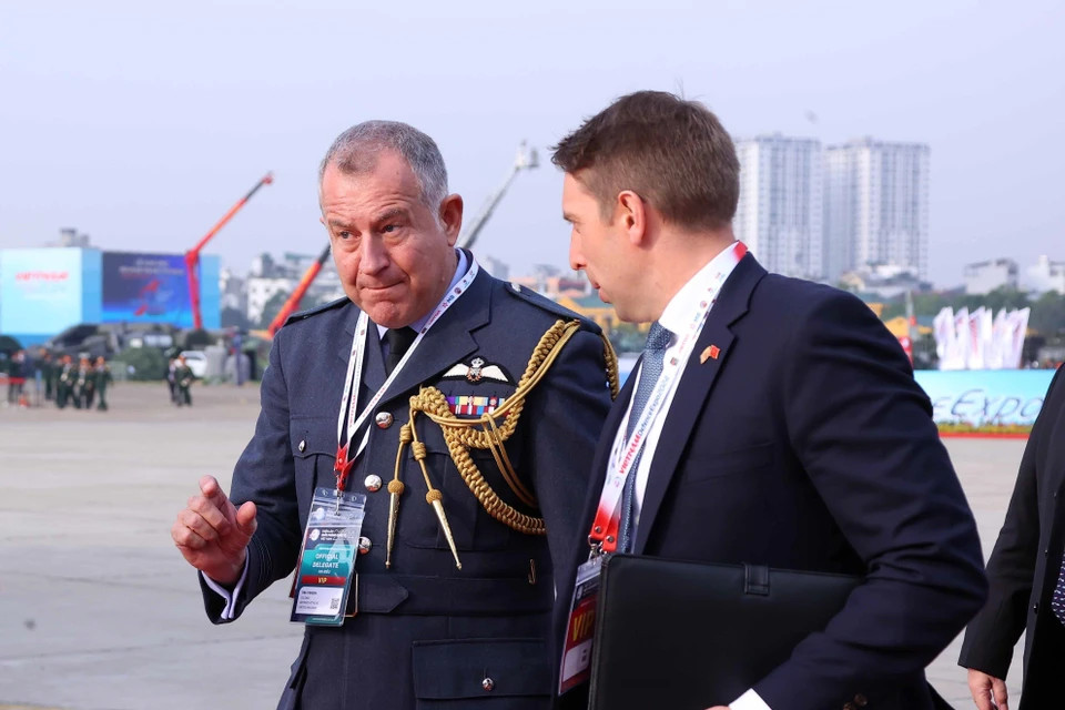 国际代表出席2024年越南国际防务展开幕式。