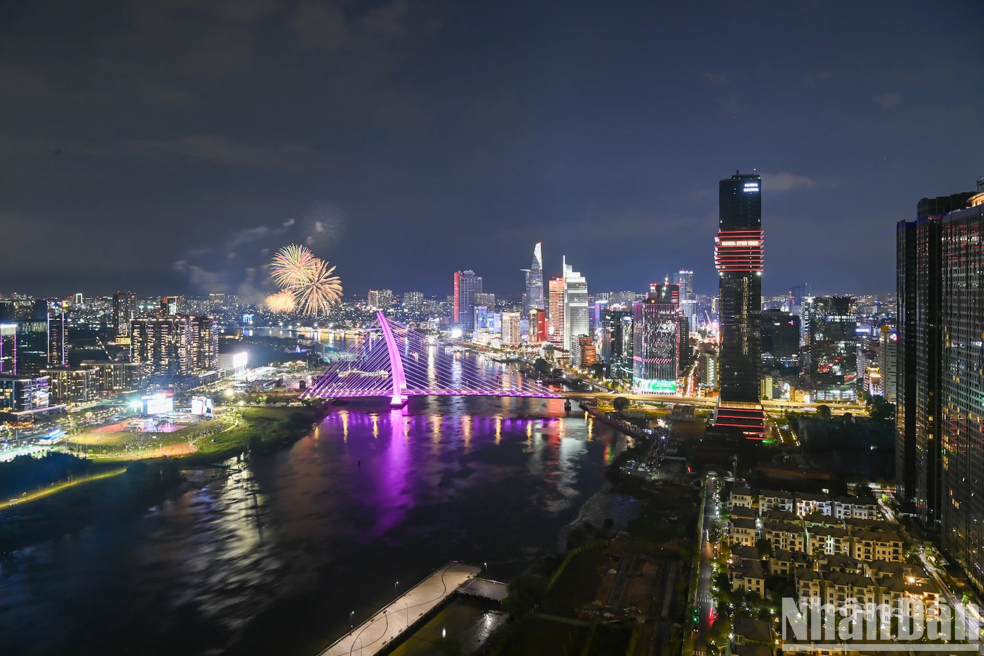 上述活动是“以胡伯伯名字命名的城市之色彩”系列文化体育活动的一部分。高空烟花表演位于西贡河滨公园(守德市)。 上述活动是“以胡伯伯名字命名的城市之色彩”系列文化体育活动的一部分。高空烟花表演位于西贡河滨公园(守德市)。