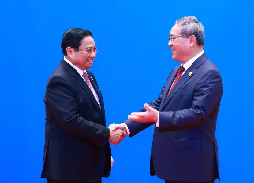 中国国务院总理李强迎接越南政府总理范明正出席大湄公河次区域经济合作第八次领导人会议。