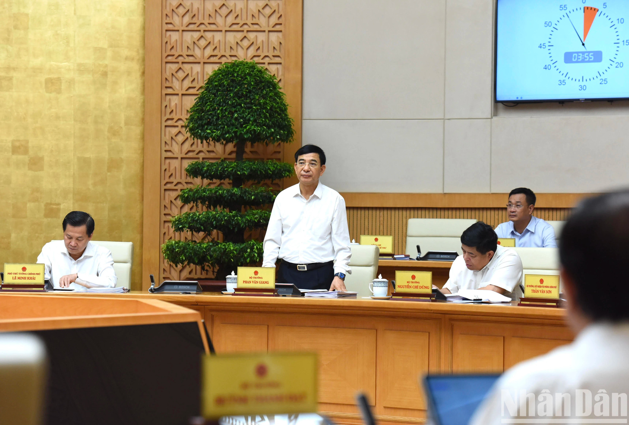 越南国防部部长潘文江在会上发表讲话。