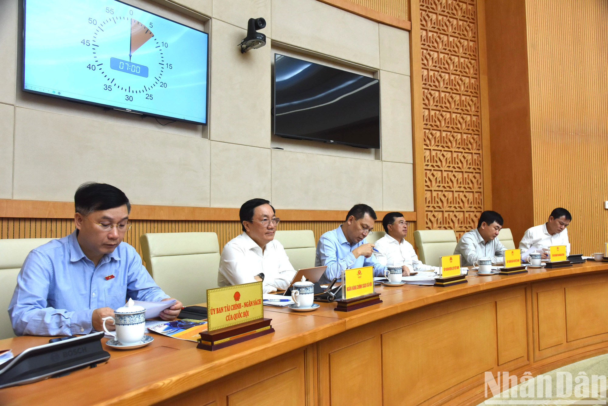 越南各部委领导代表出席会议。