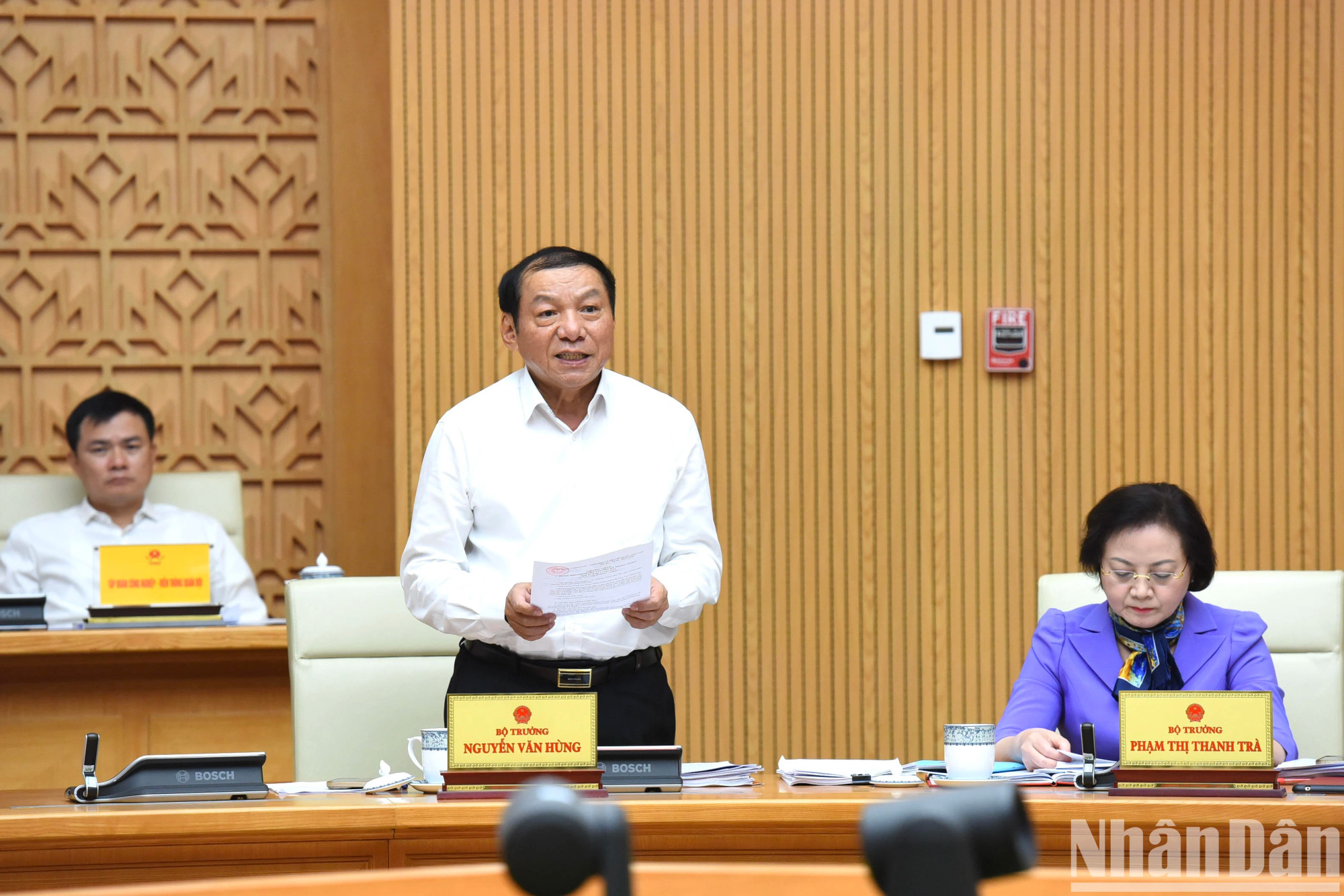 越南文化体育与旅游部部长阮文雄在会上发表讲话。