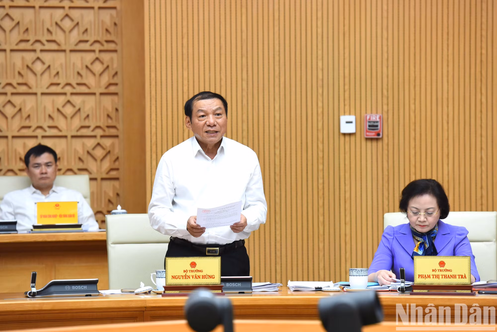 越南文化体育与旅游部部长阮文雄在会上发表讲话。