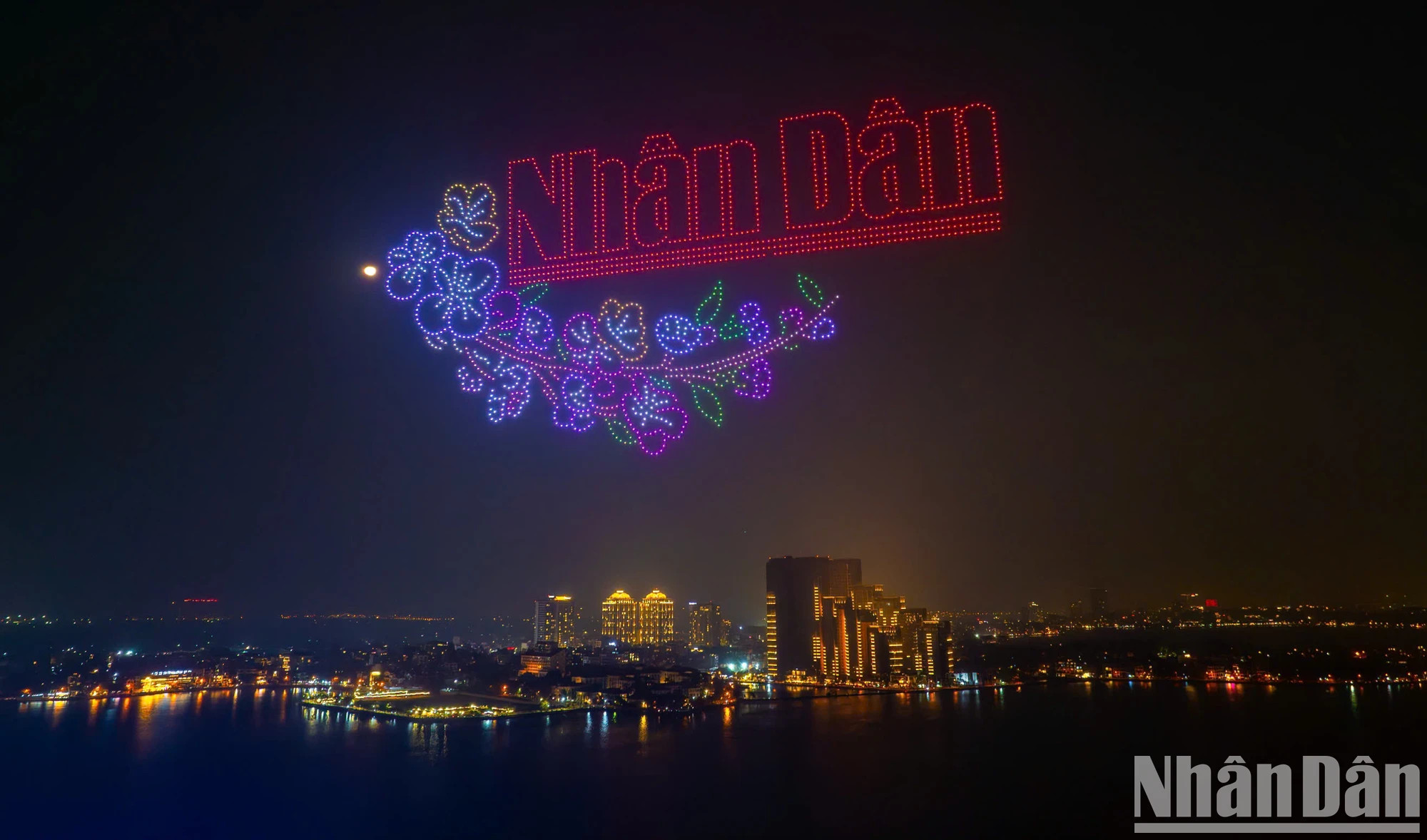 《人民报》社的报章标志在夜空中熠熠生辉。 《人民报》社的报章标志在夜空中熠熠生辉。