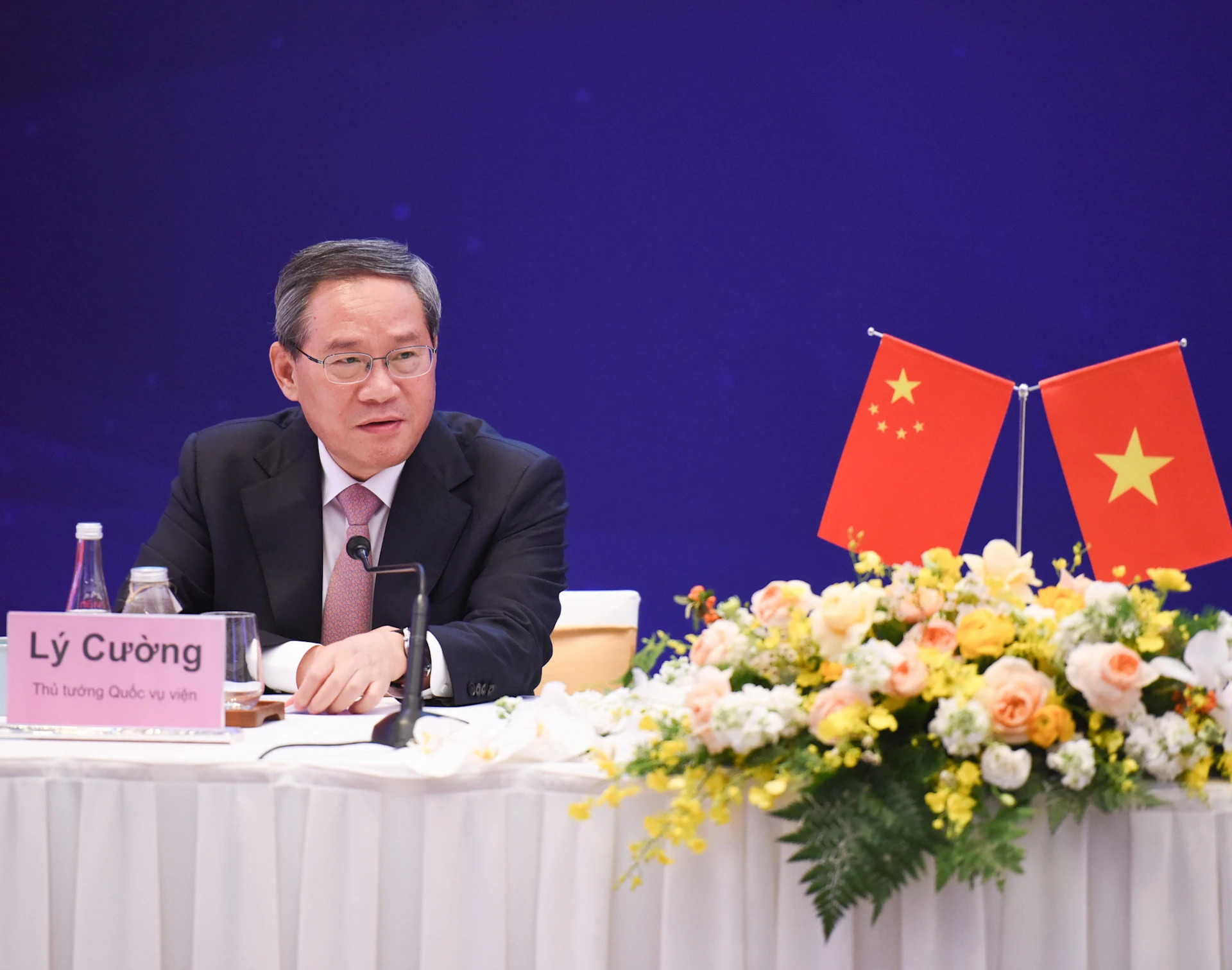 中国国务院总理李强在座谈会上发表讲话。