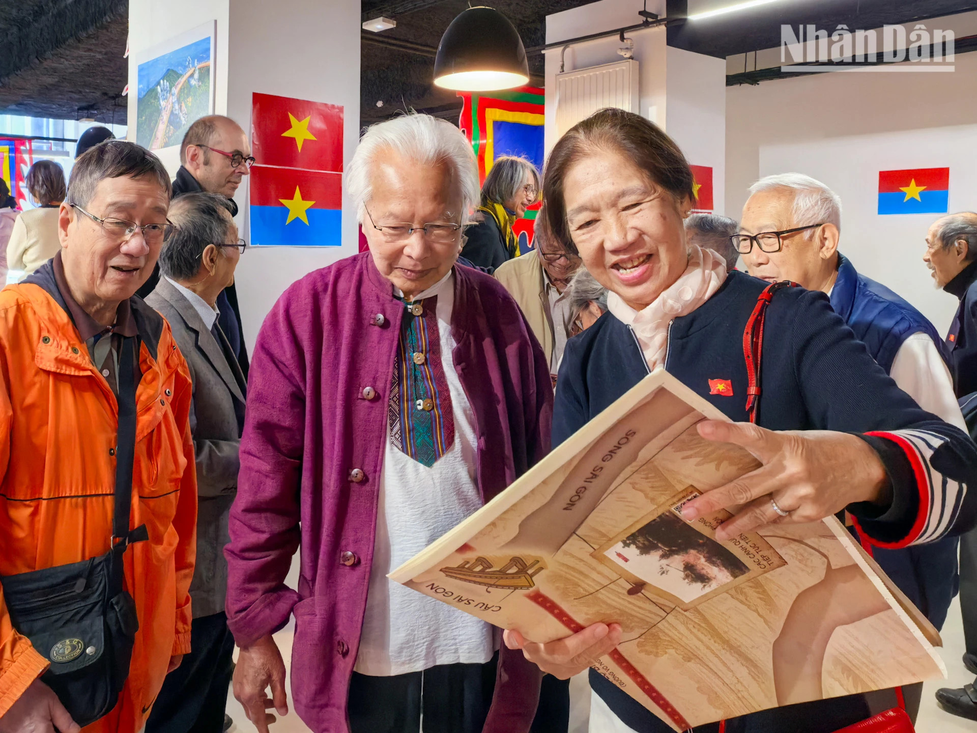 许多旅法越南侨胞手里拿着这份特别副刊,难掩激动之情。 许多旅法越南侨胞手里拿着这份特别副刊,难掩激动之情。