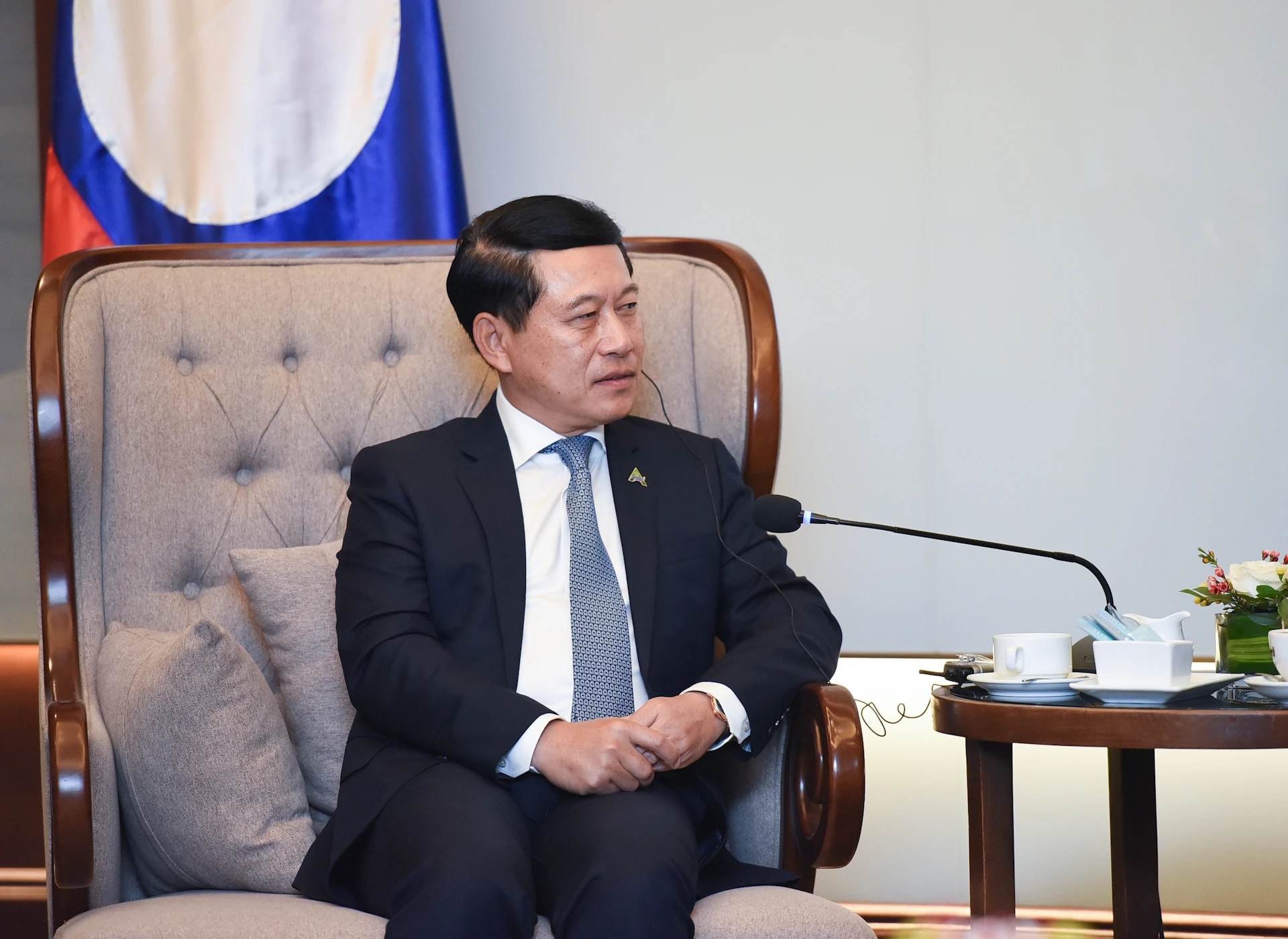 老挝副总理沙伦塞·贡马西在会见中发表讲话。