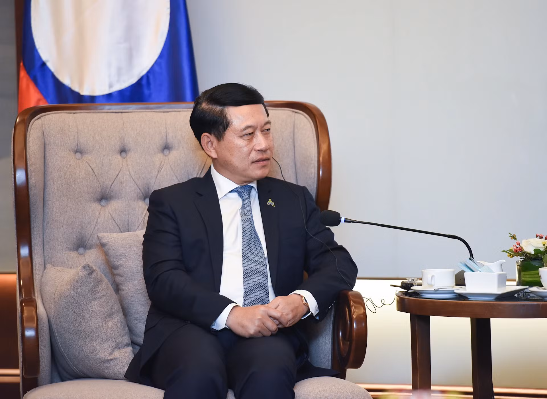 老挝副总理沙伦塞·贡马西在会见中发表讲话。