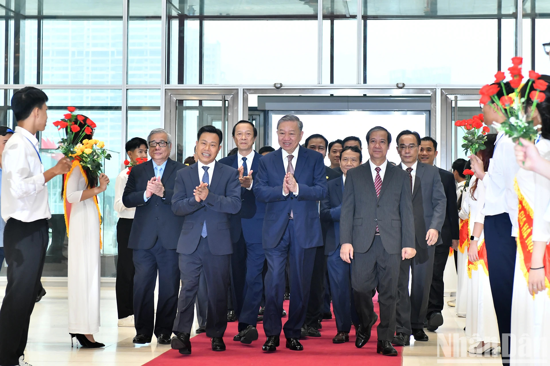 越共中央总书记苏林出席见面会。