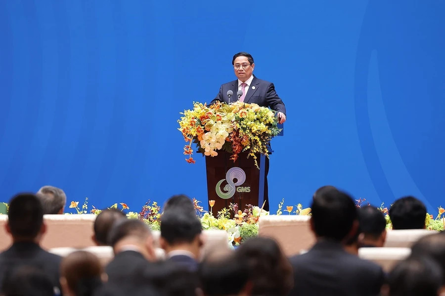 范明正总理在会上发表讲话。