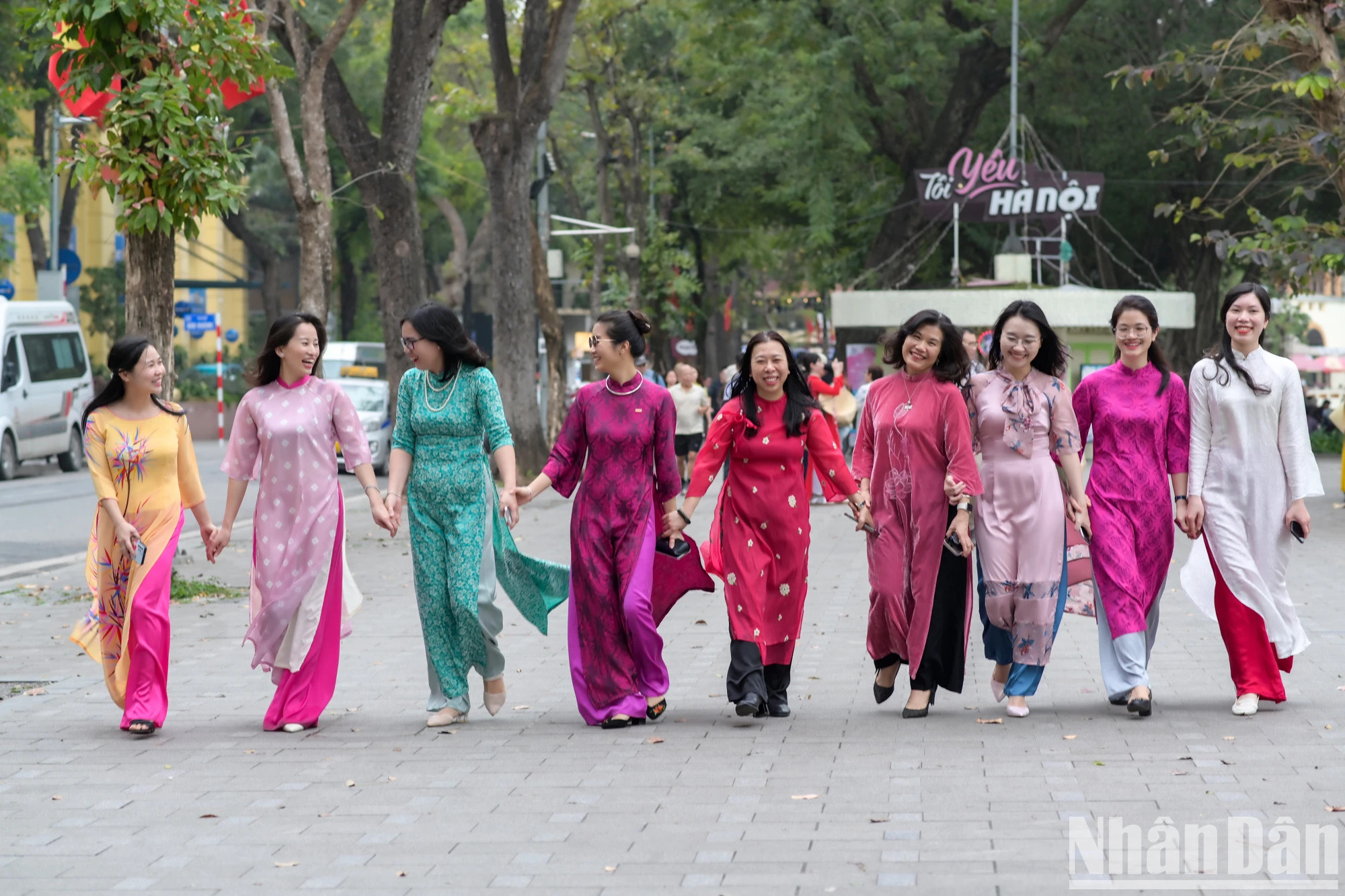 《人民报》女记者身着优雅的越南奥黛。 《人民报》女记者身着优雅的越南奥黛。