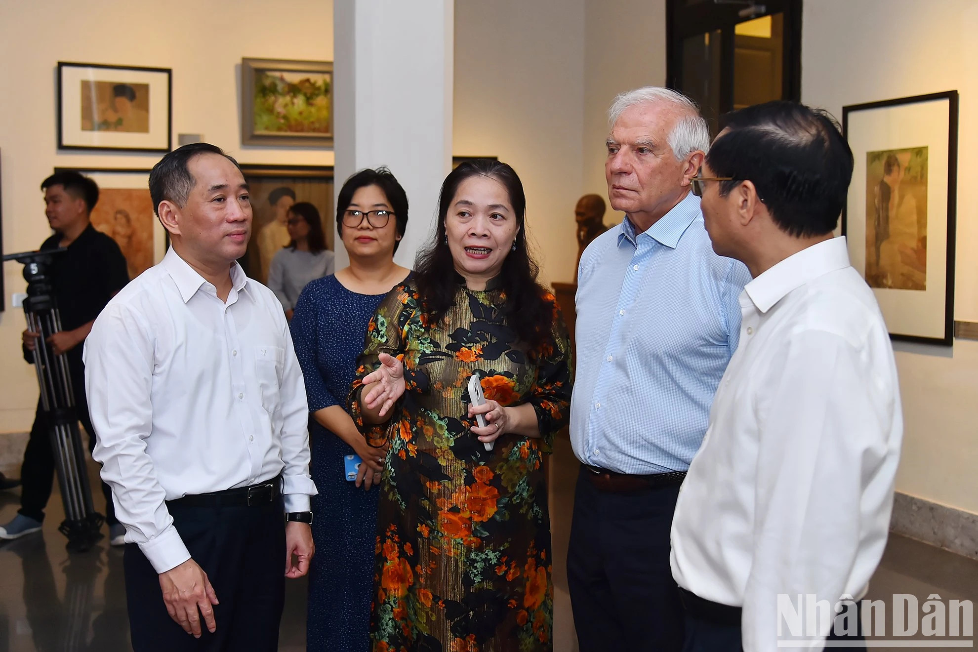 越南外交部长裴青山与欧盟委员会副主席博雷利听取了越南历代绘画的介绍。 越南外交部长裴青山与欧盟委员会副主席博雷利听取了越南历代绘画的介绍。