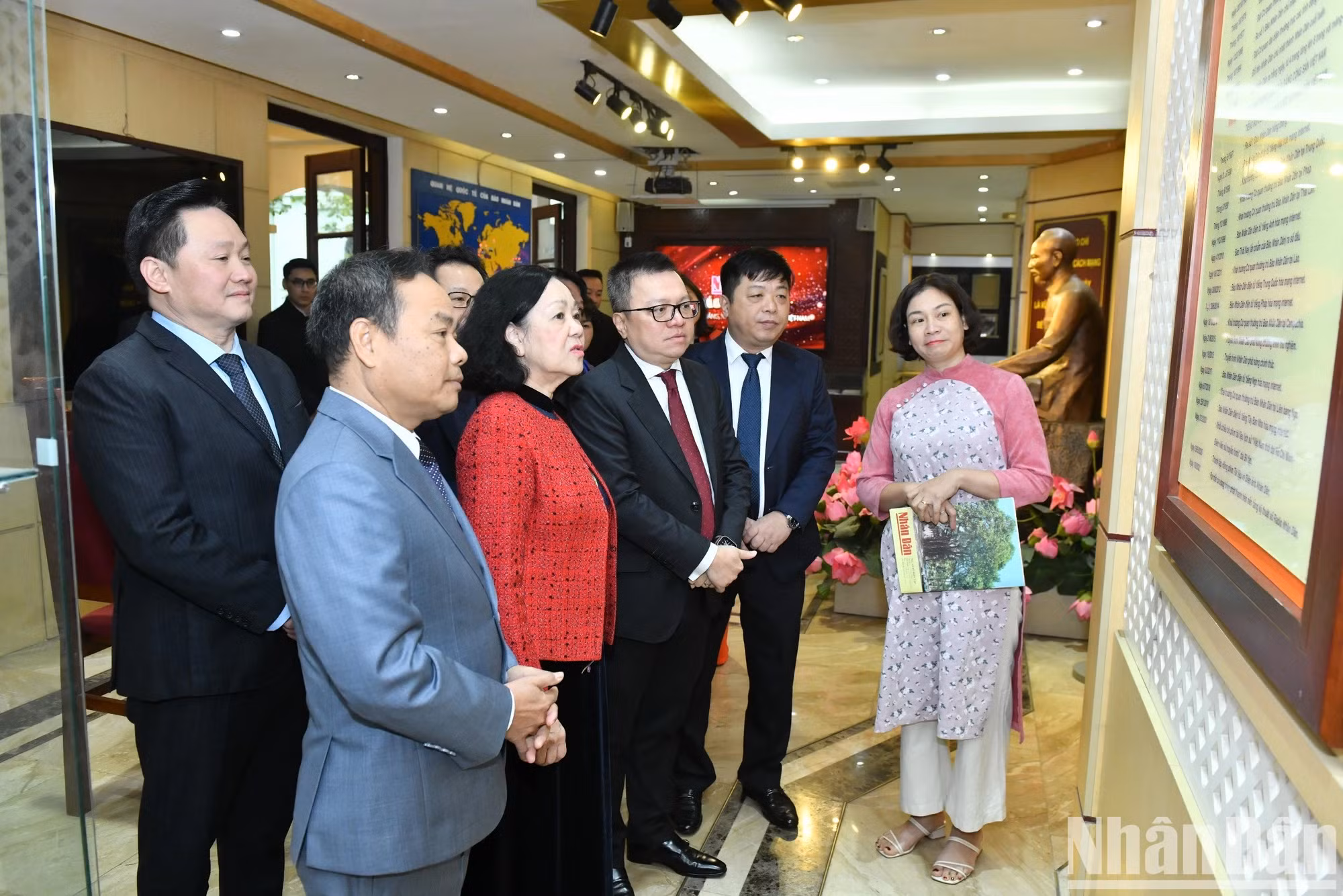 张氏梅同志参观《人民报》社传统室。 张氏梅同志参观《人民报》社传统室。