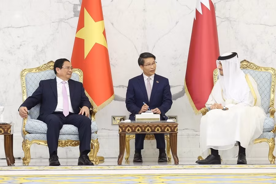 越南政府总理范明正与卡塔尔首相穆罕默德·本·阿卜杜拉赫曼·阿勒萨尼举行会谈。