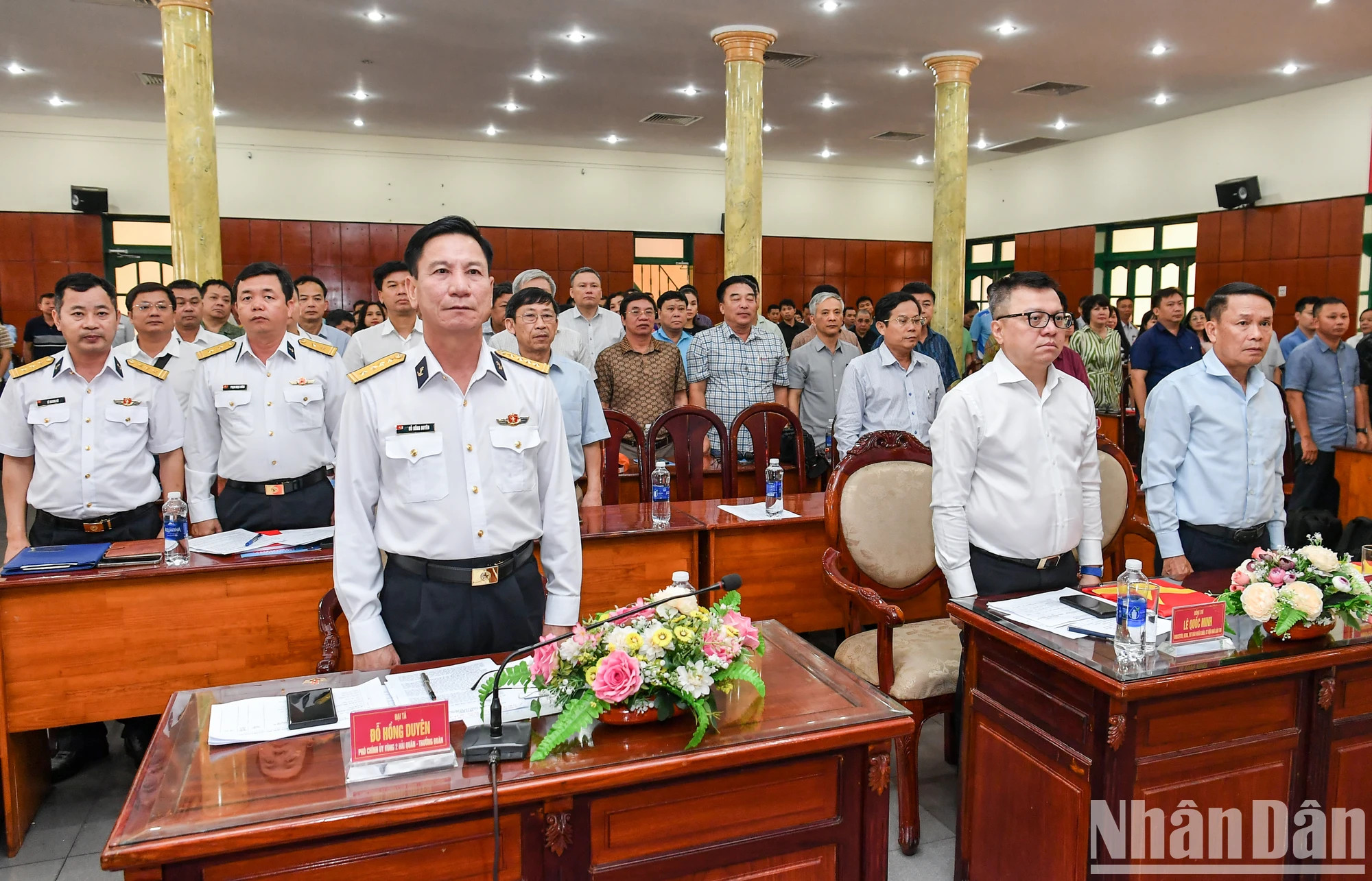 由全国各新闻机构、新闻工作者协会的100名领导、记者组成的第25号工作团举行见面会。