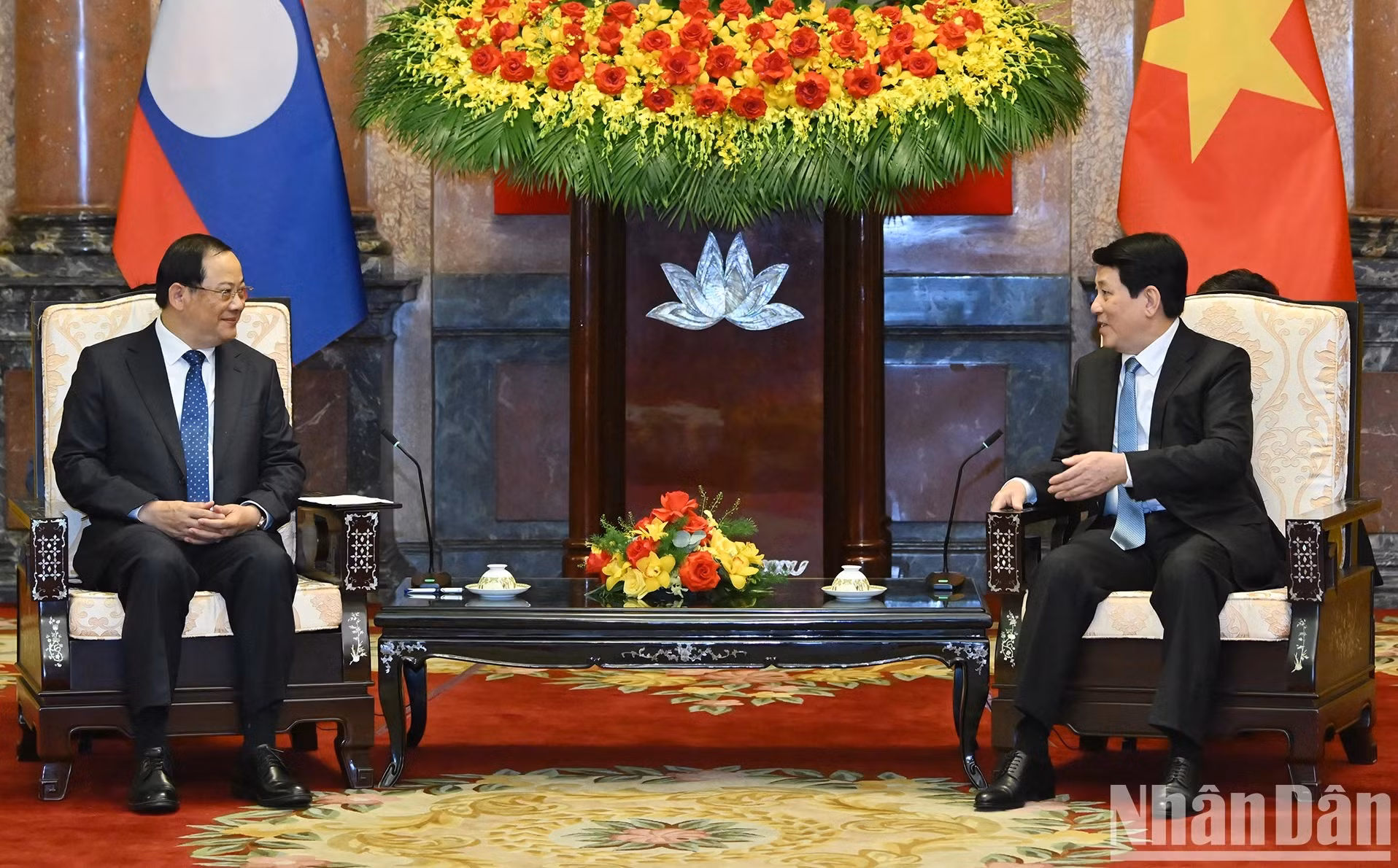 越南国家主席梁强会见老挝政府总理宋赛·西潘敦。