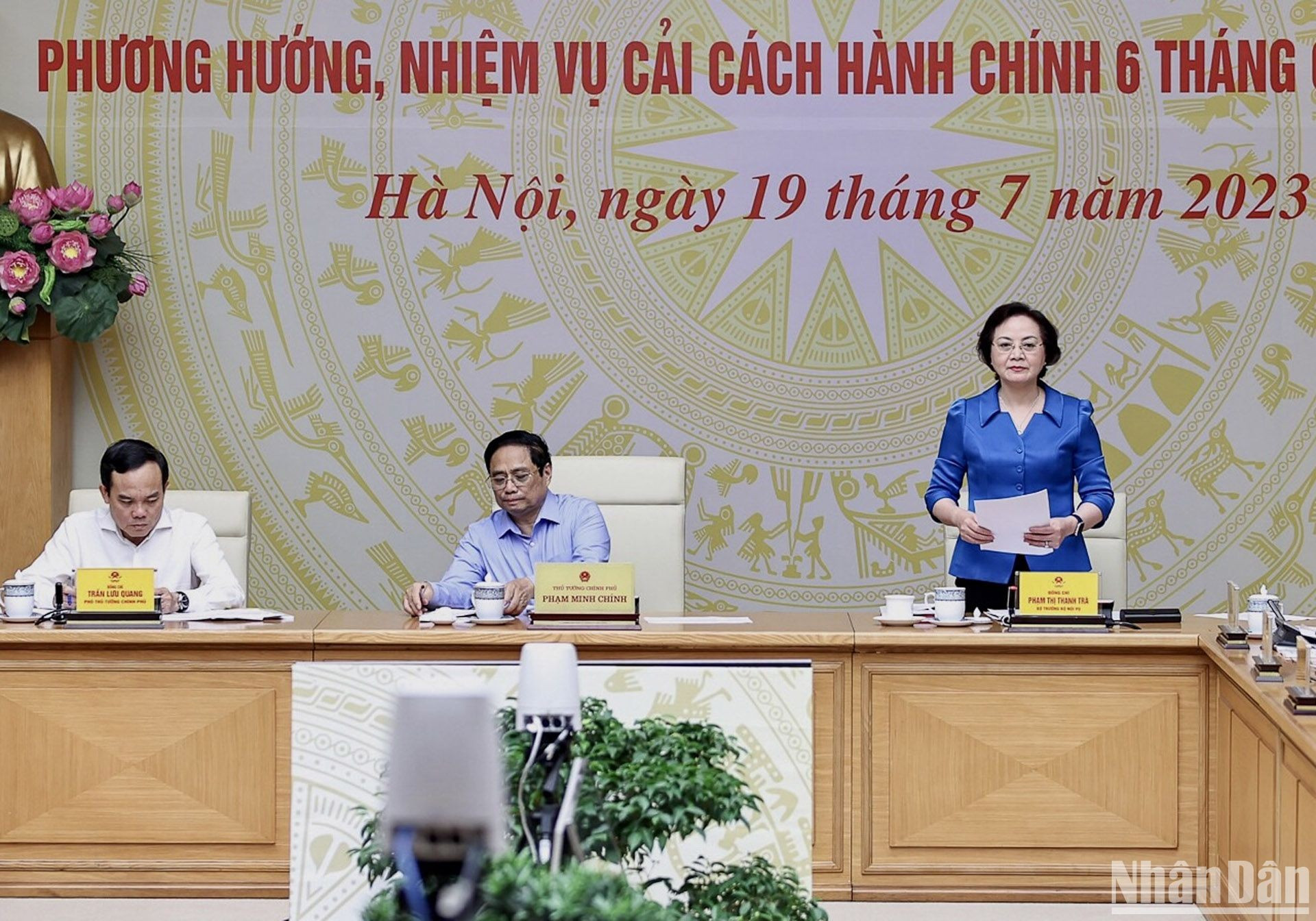 越南内务部部长、政府行政改革指导委员会常务副主任范氏青茶作了报告。