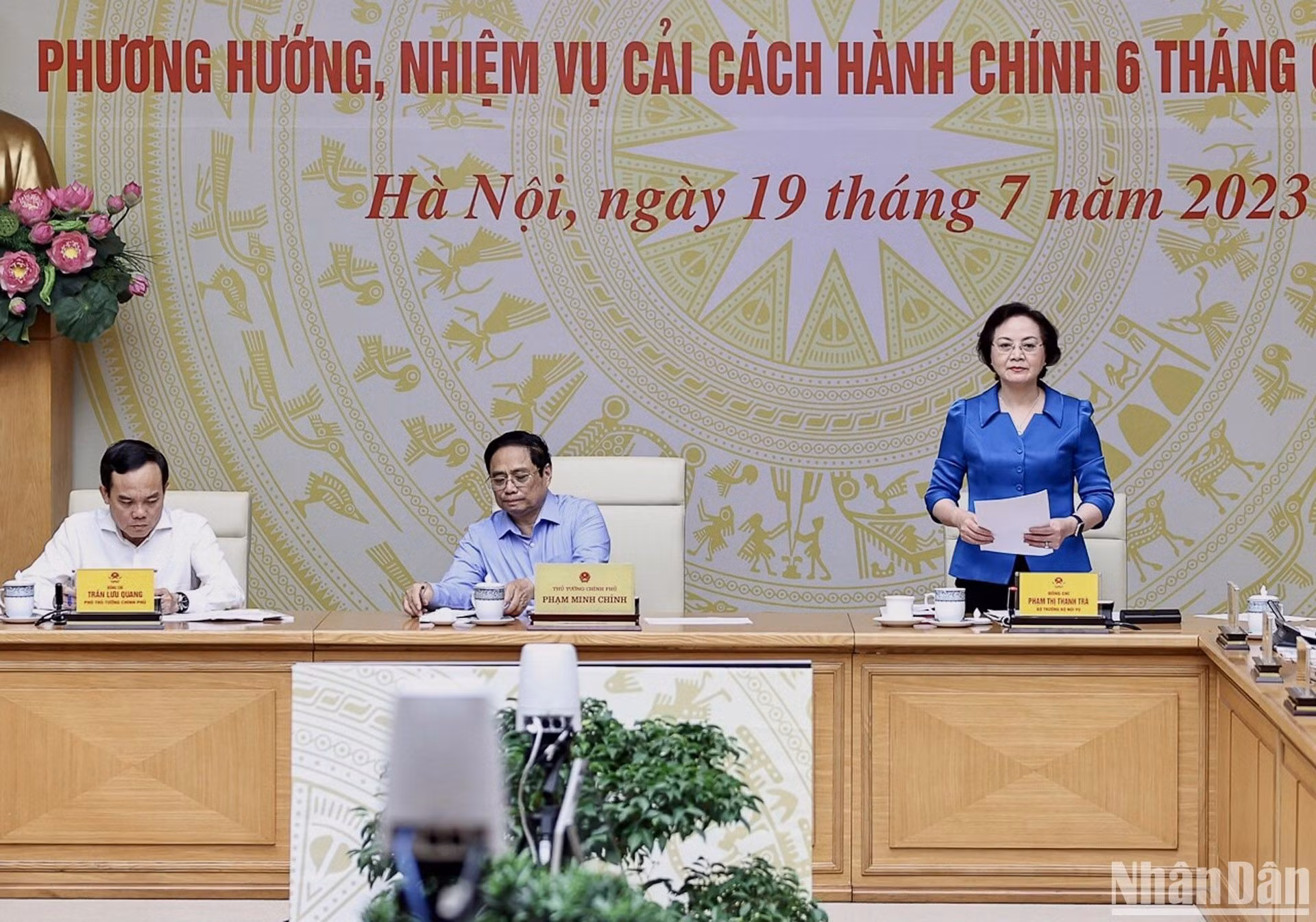 越南内务部部长、政府行政改革指导委员会常务副主任范氏青茶作了报告。