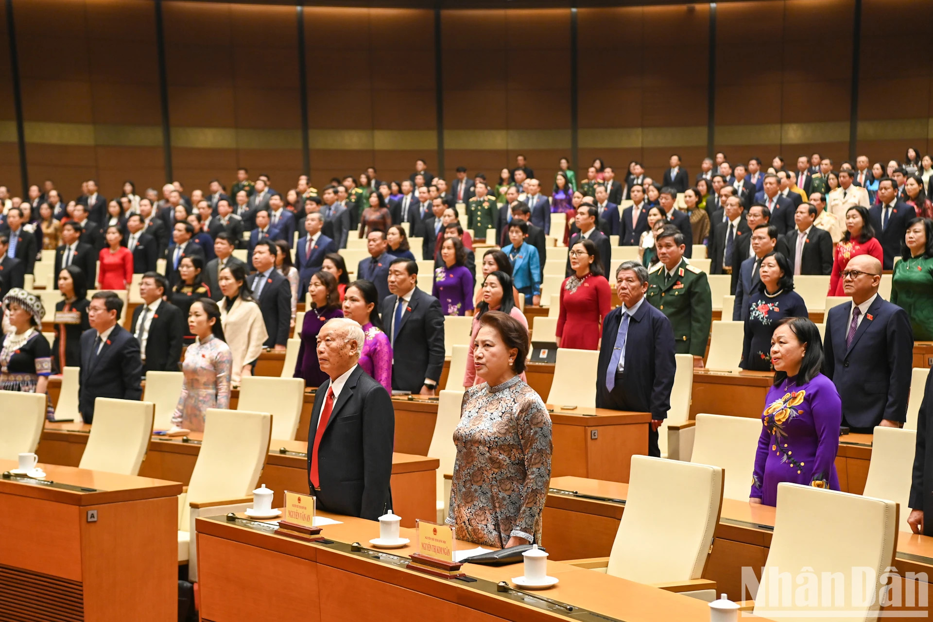 与会代表进行敬旗礼。 与会代表进行敬旗礼。