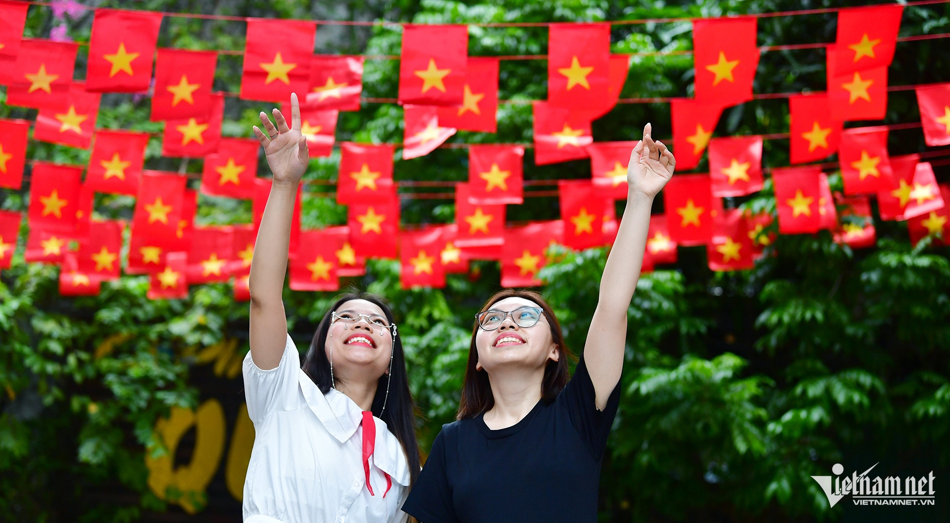 这年头，许多年轻人与金星红旗合影。（南庆 摄）