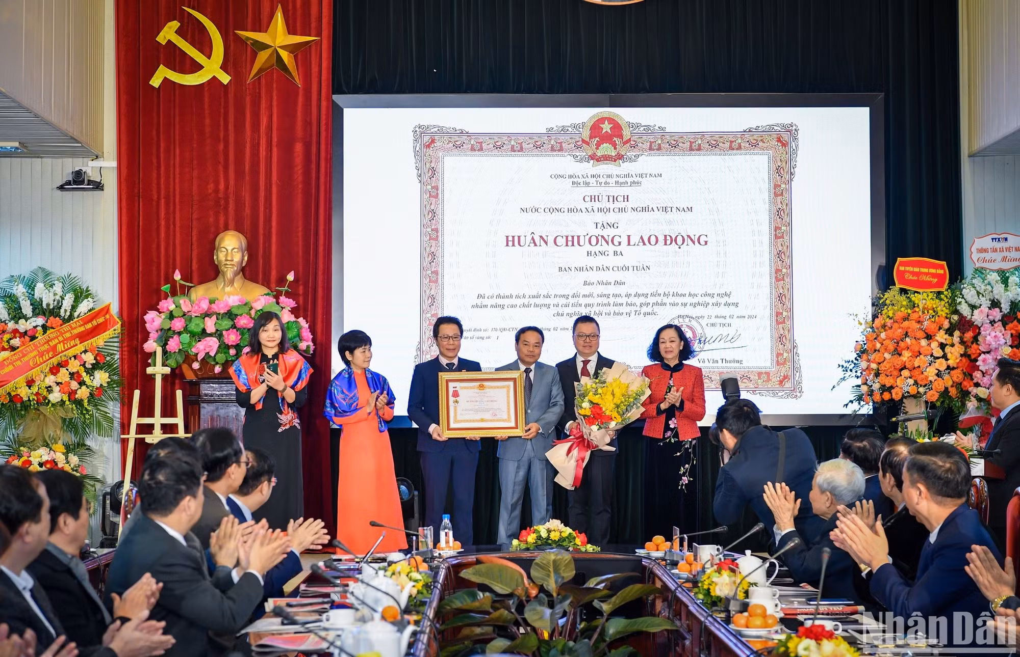 越共中央政治局委员、中央书记处常务书记、中央组织部部长张氏梅代表党和国家领导人向《人民周末报》授予三等劳动勋章。（成达 摄）