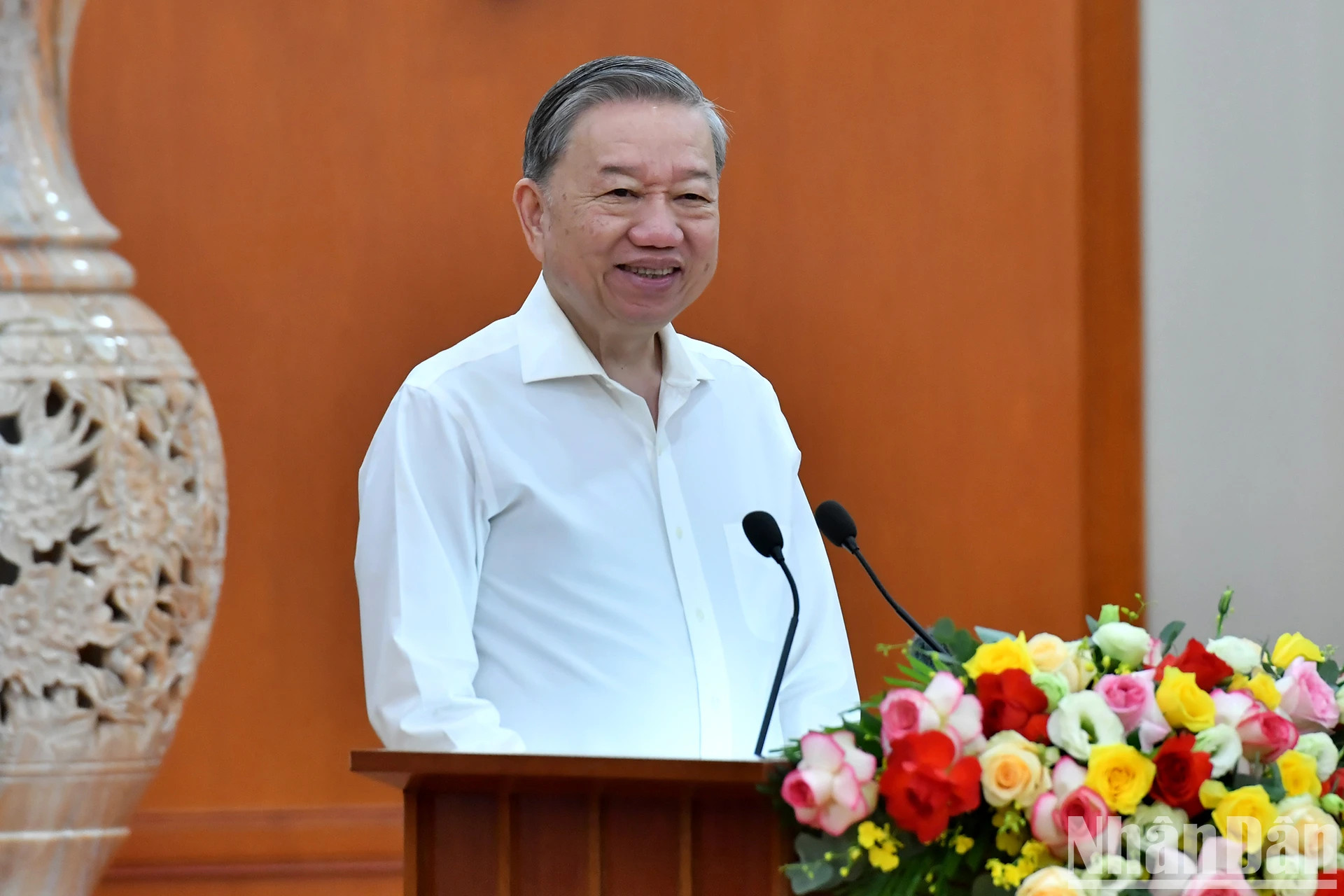 苏林总书记在会上致开幕词。