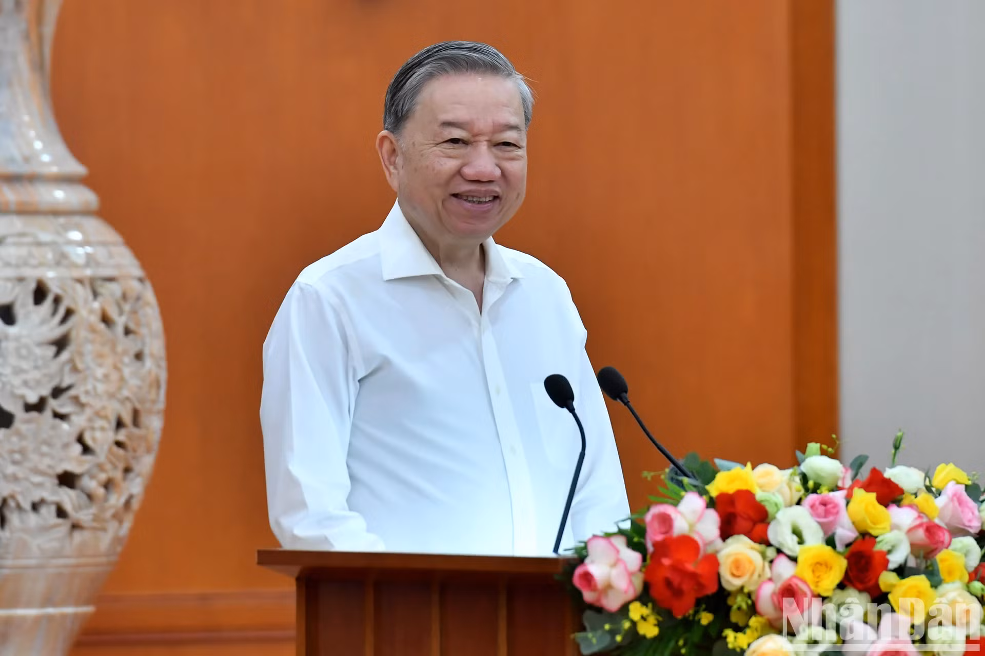 苏林总书记在会上致开幕词。