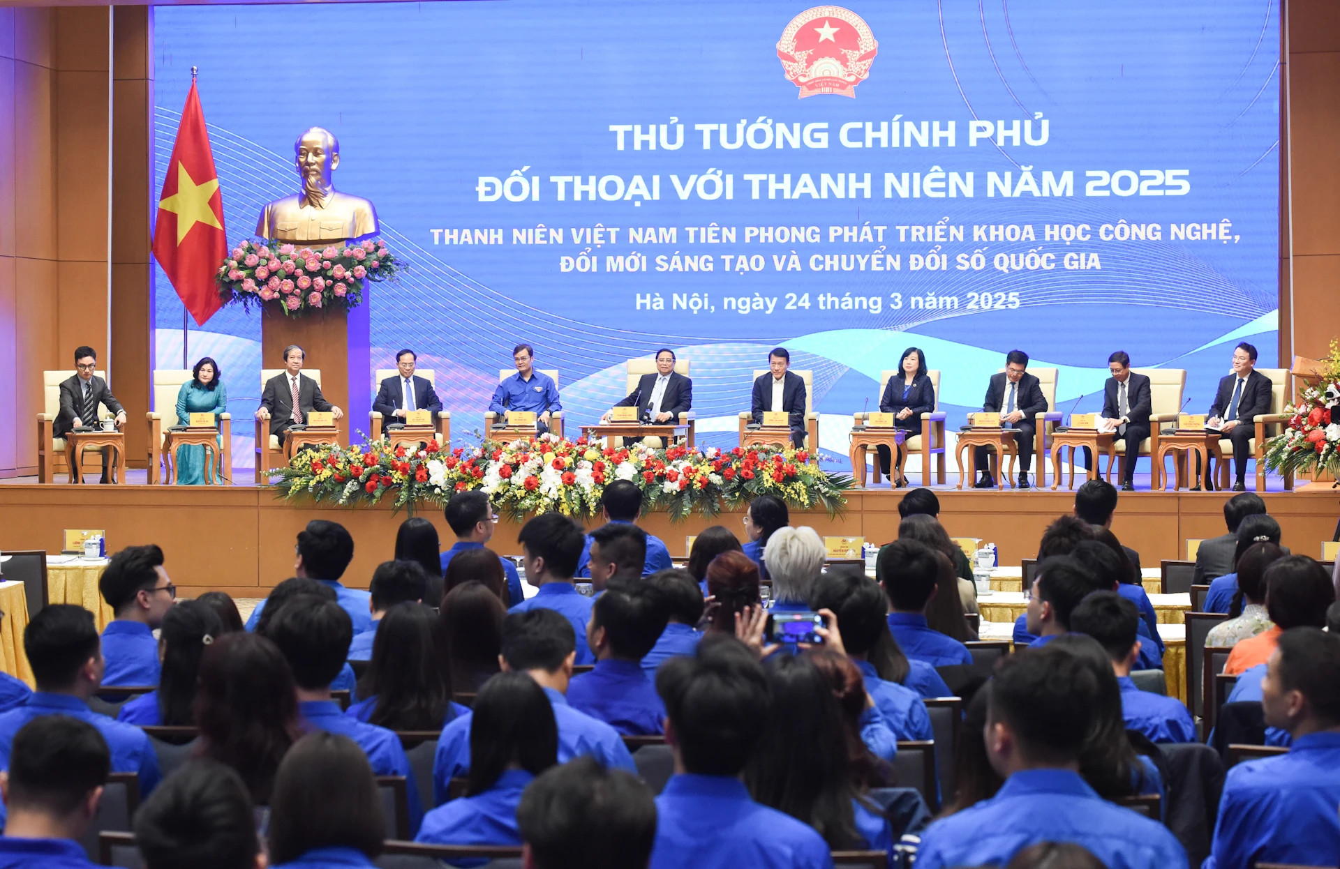 政府总理范明正与越南青年代表对话【组图】 ảnh 5 政府总理范明正与越南青年代表对话【组图】 ảnh 5