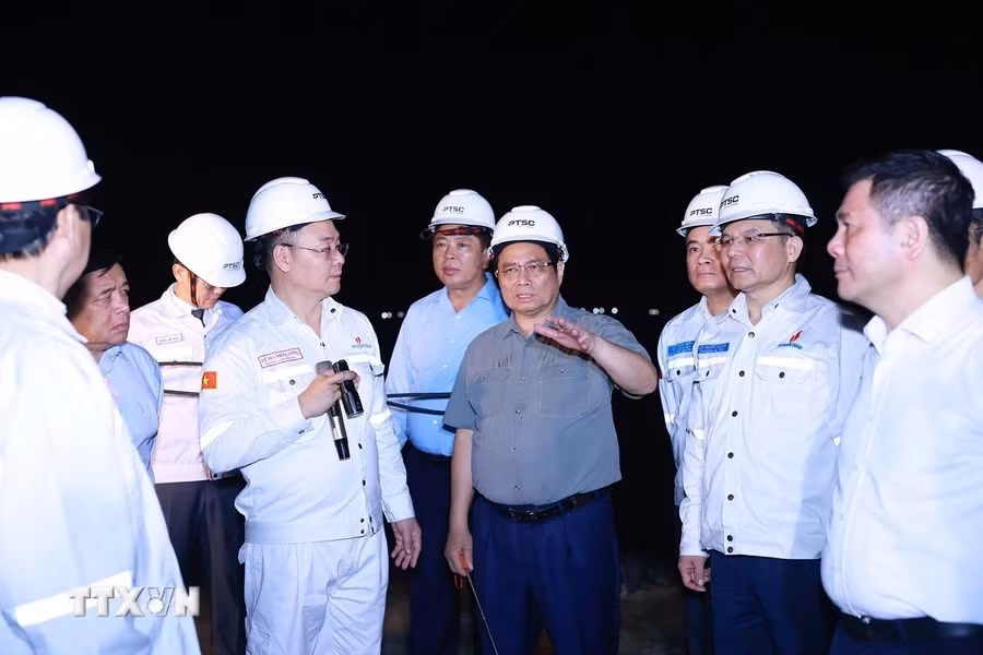 范明正总理视察了越南石油技术服务公司（PTSC）的技术补给与能源产业中心。